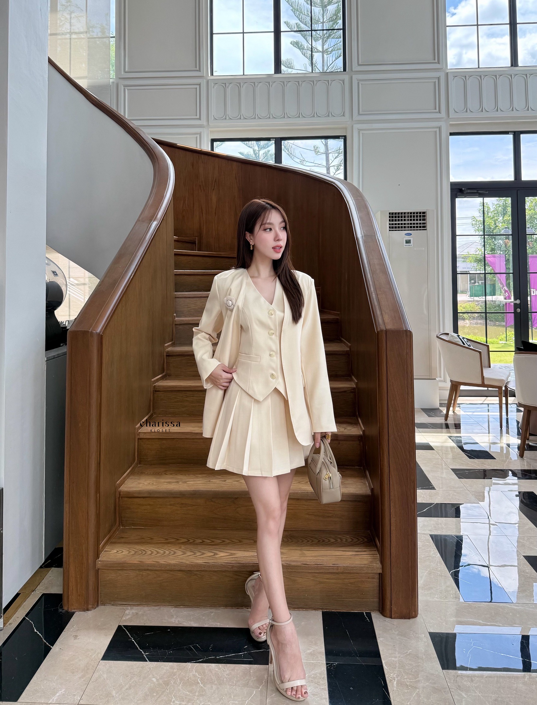 เซ็ท 4 ชิ้น เสื้อสูท+เสื้อ vestด้านใน +กระโปรง(กางเกงเป็นซับใน)+เข็มกลัดดอกไม้ ใช้ผ้าเดียวกันทั้งเซ็ท ตัวเสื้อสูทมีซับในอย่างดี เสริมรองบ่าบางๆเพื่อให้เป็นทรงสวย มีตะขอใส่แบบติดก็ได้น๊า กระโปรงซิปข้าง ซับในเป็นกางเกง เนื้อผ้ามีTexture สวย ยับยากก #ชุดใส่ท
