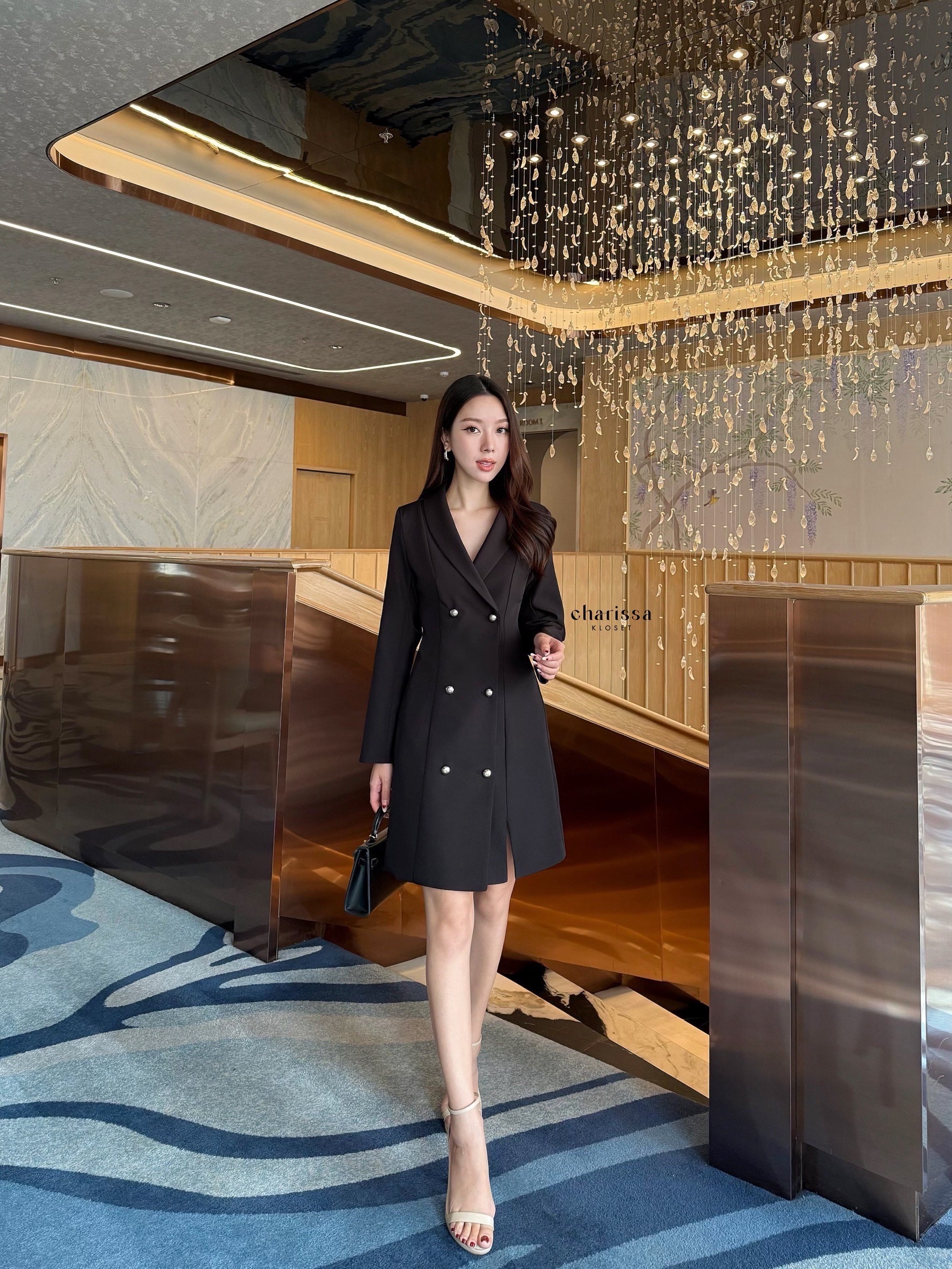 เดรสสูทอีกรุ่นที่แนะนำมาก ใส่ออกมาสวยเรียบหรูมากค่ะ เนื้อผ้าดี มีซับในทั้งชุด เป็นเดรสกระดุมหน้านะคะ มีผ่าด้านหน้าเล็กๆให้ลุคแอบเปรี้ยวนิดๆ แต่ยังดูสุภาพค่ะ กระดุมจริงด้านหน้าอะไหล่สีเงิน