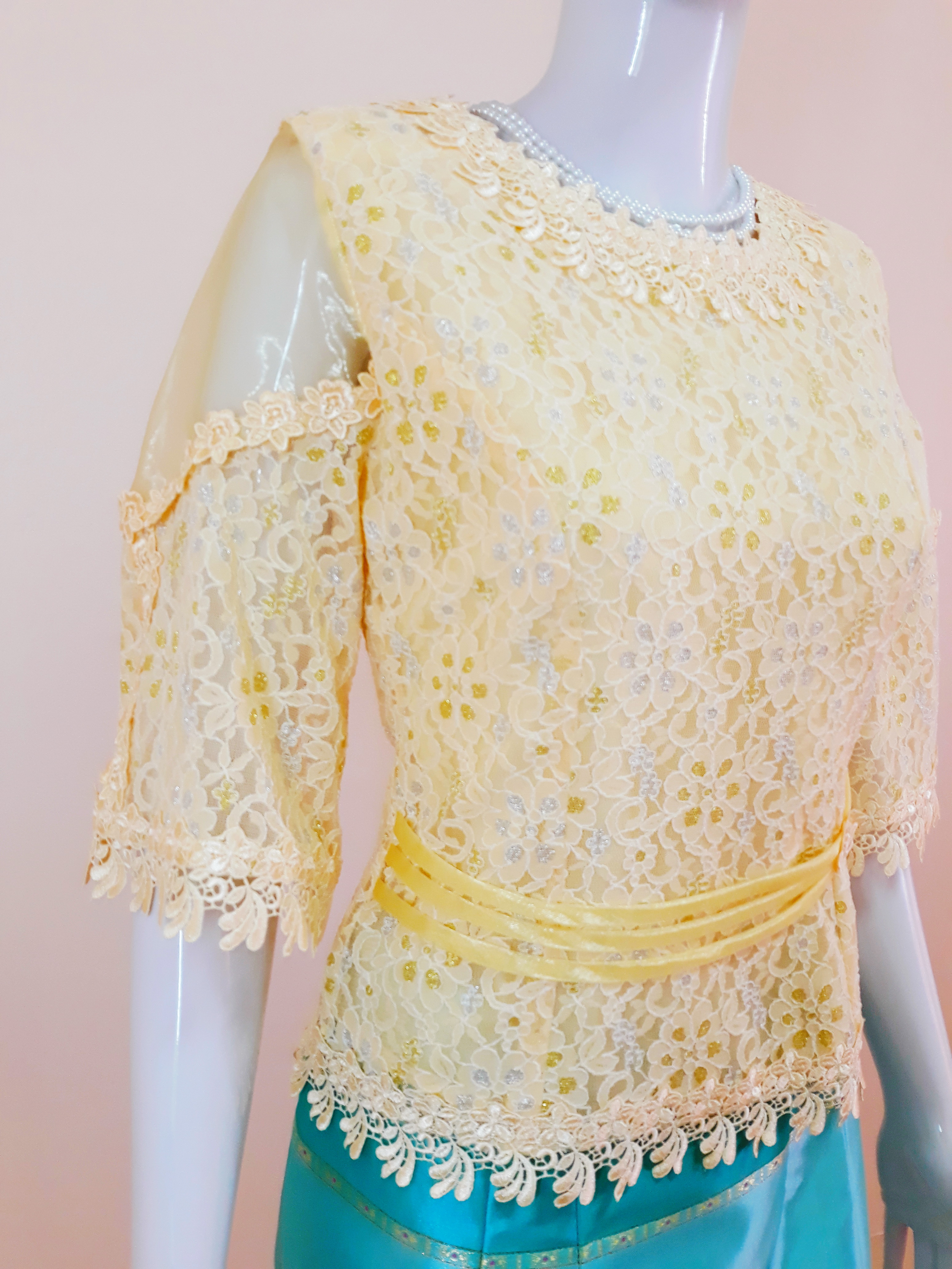 เสื้อลูกไม้ สีครีม สวยหรู ดูดีมีระดับ มีซับในตัว (อกวัดเต็ม37 : รอบอก 34-35 นิ้ว/ใส่ได้)