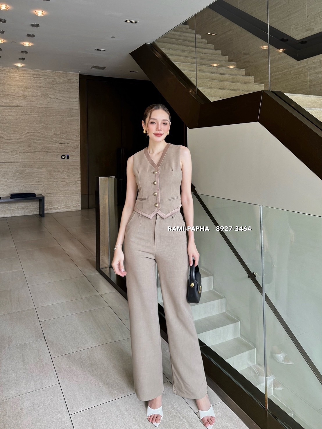 Label :: RAMI-PAPHA(รมิปภา) 🔹Detail :: เสื้อ+กางเกงขายาว เซตนี้บอกเลย เนื้อผ้าอย่างดีหนานิ่มฟู**เกรดพรีเมี่ยม โทนสีผู้ดีมากค่ะ ดีเทลตัดขอบเนื้อผ้าผ้ามันโทนสีแมตช์กันสวยหรูดูแพง กระดุมหน้าสีทองใช้งานได้จริง อกมีฟองน้ำ กระเป๋าหน้าแต่ง ซับในอย่างดีงง