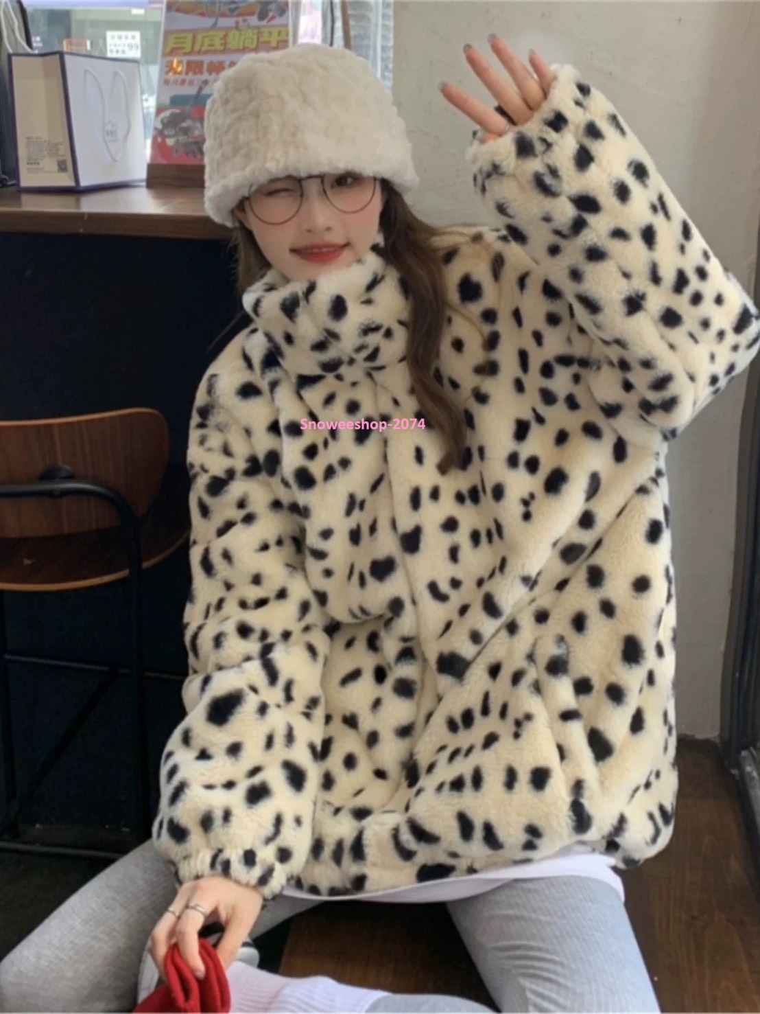 Leopard Lover Must-Have ลายเสือกลับมาแรงอีกครั้ง เสื้อโค้ทขนกำมะหยี่นุ่มฟู ทรงหลวมใส่สบาย สไตล์เกาหลีสุดชิค ใส่เที่ยวต่างประเทศก็ปัง ใส่ในเมืองก็เก๋ อุ่นแต่ไม่อ้วน ใส่แล้วดูแฟสุดๆ ใส่เที่ยวได้ตั้งแต่โซลถึงซัปโปโร พร้อมให้เลือกหลายไซ ใส่ยังไงก็สวยทุกองศา