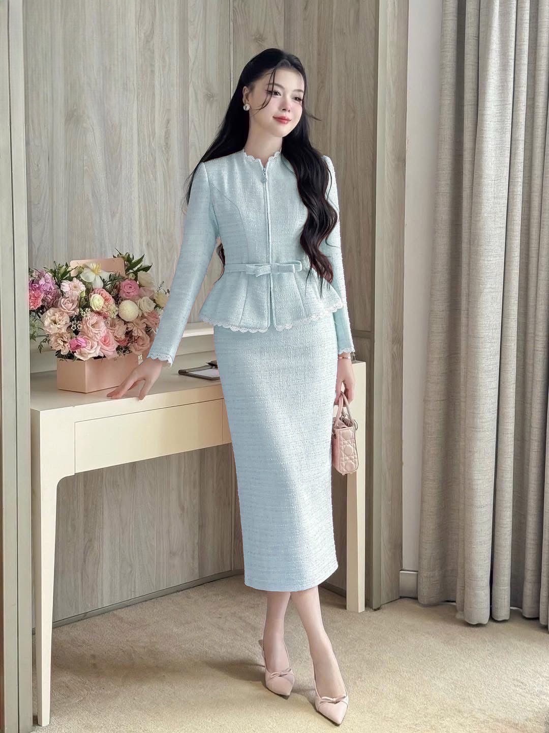 Set 2 ชิ้น เนื้อผ้าทวิตสีฟ้าผสมดิ้นเงิน ตัวเสื้อทรงพอดีตัวแขนยาวคอชิดแต่งระบายกุ๊นลูกไม้สีขาวเล็กๆที่ขอบชุด ตัวเสื้อเป็นซิปรูดด้านหน้า (อกเย็บเสริมฟองน้ำ และมีเสริมไหล่) มีสายขาดเอวเข็มขัดเป็นริบบิ้นโบว์มีกระดุมแป๊กติดด้านหลังเด่นสวย มาพร้อมกับกระโปรงยาวท