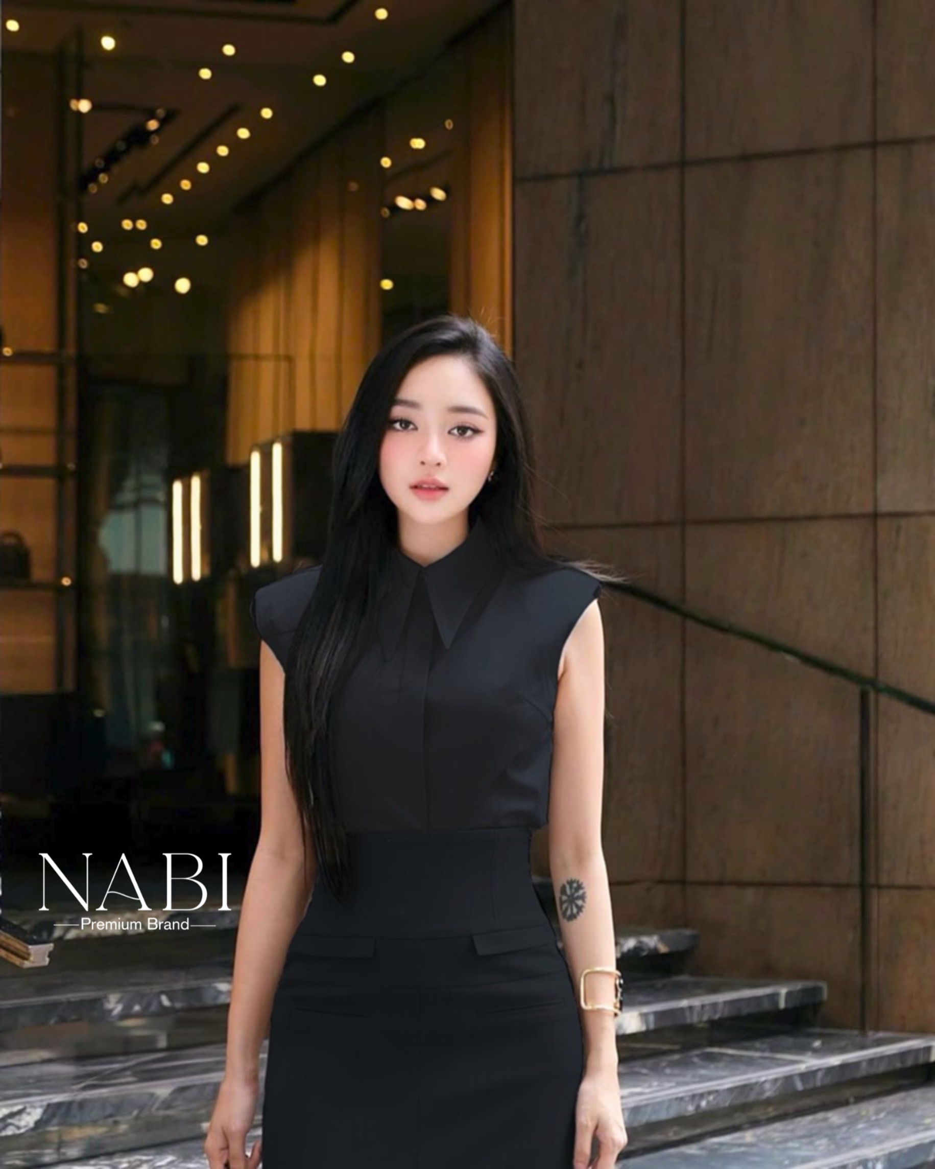 ชุดเซทลุคCEO Working Woman กับเซทเสื้อเชิ้ตคอปกแขนล้ำ และกระโปรงเอวสูง งานซิบหลัง ทรงกระโปรงผ่าหน้า แต่งช่องกระเป๋า งานมีซับในมาให้นะคะ ใส่แล้วไม่คัน งานผ้าดี ลุคนี้ที่ใครๆก็ต้องเหลียวมอง😎 #ชุดเซ็ตสีดำ #งานป้ายนาบี #นาบีแบรนด์ #ชุดเซท #ชุดสีดำ #ชุ