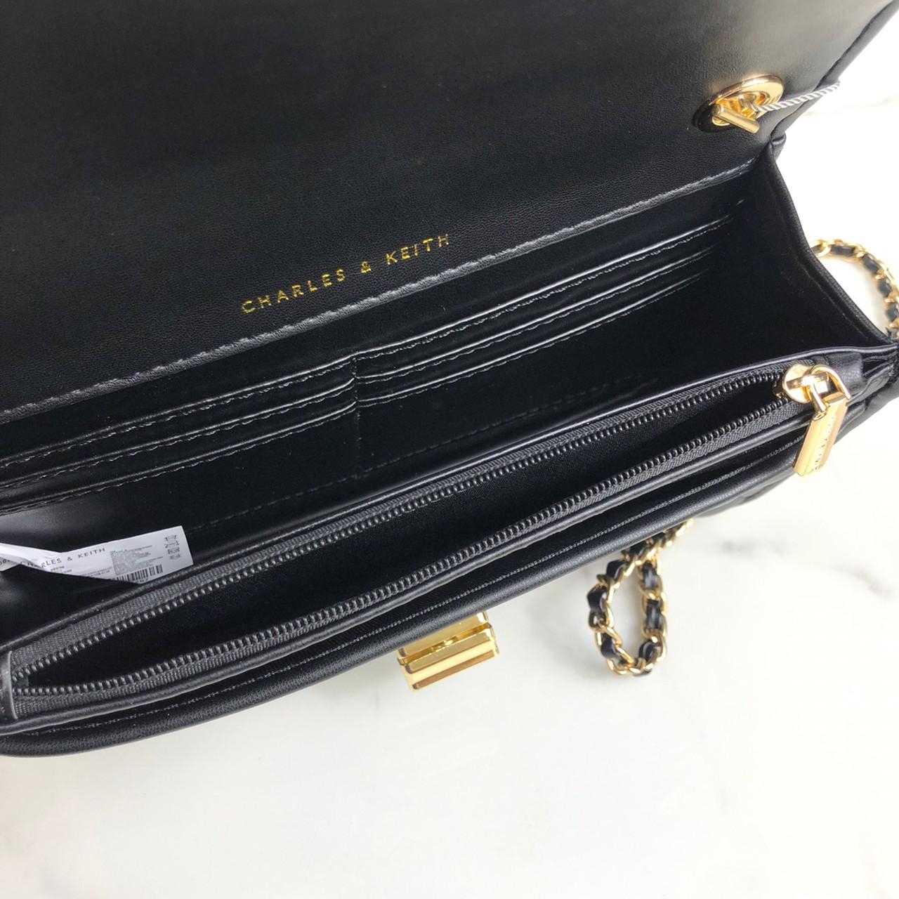 กระเป๋าสะพายแบรนด์เนมชาร์ลแอนด์คีธสีดำลายนวมอะไหล่ทองไฮโซเก๋ๆ Charles & Keith Quilted Clutch Bag