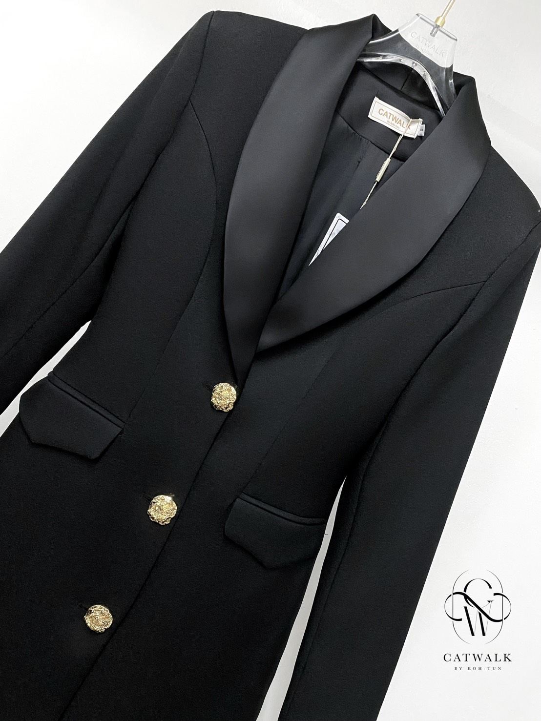 เดรสสูทปกกล้วยแต่งกระดุมทอง เนื้อผ้าเกรดเอ เนื้อนุ่มเป็นทรงสวย ตัวชุดเป็นทรงเข้ารูป ปกตัวชุดใช้ผ้าเครปกึ่งเงา กระโปรงเป็นทรงสอบ มีกระเป๋า 2 ข้าง ใช้งานได้จริง ด้านหน้าแต่งด้วยกระดุมทองสุดหรู จะใส่เป็นเดรสหรือใส่คลุมเก๋ๆ ก็ดูดีสุดๆ งานเกรดไฮเอน งานป้ายCATW