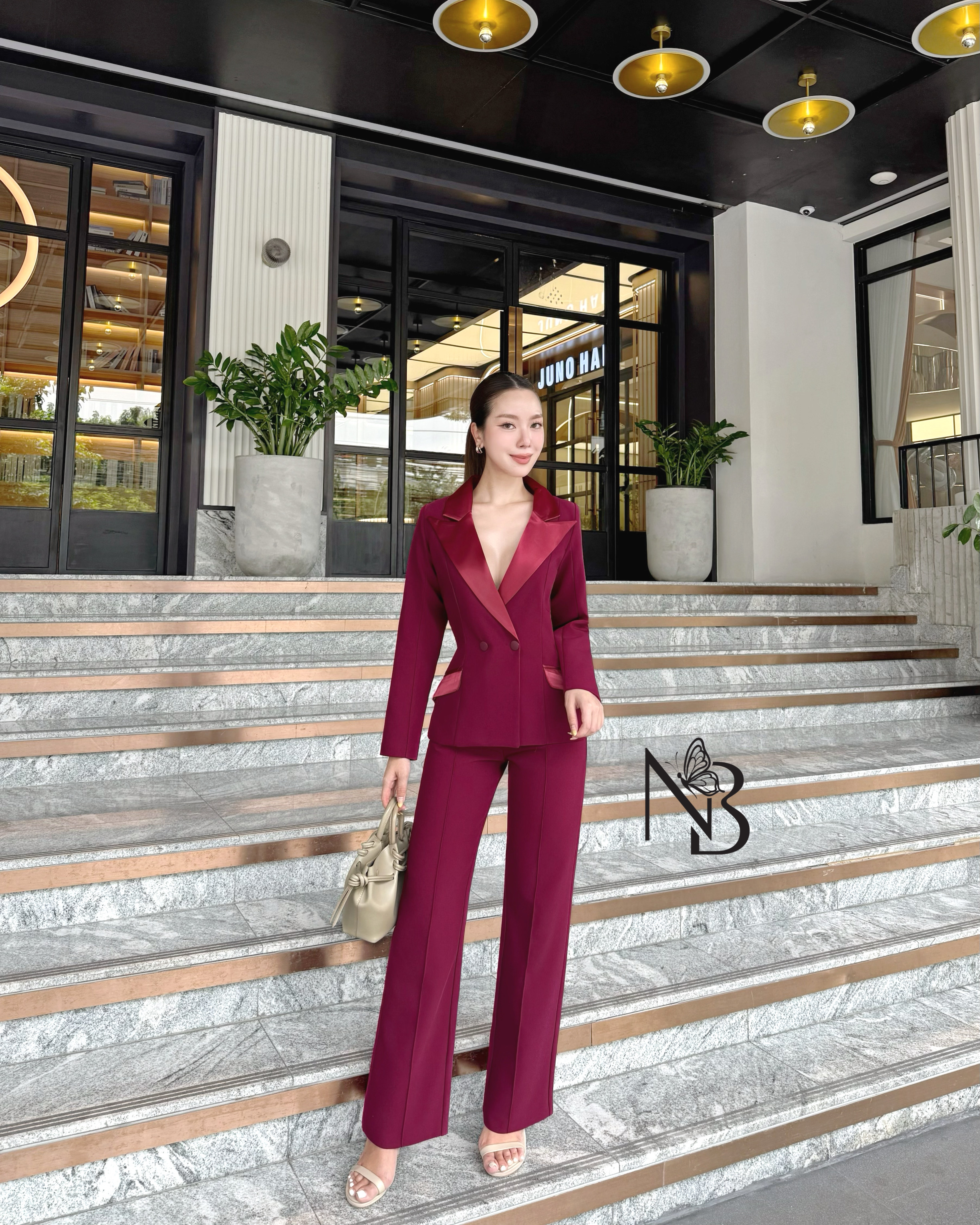 Set สูท2ชิ้น เสื้อแขนยาว+กางเกงขายาว ดีเทลเรียบหรู เสื้อคอปกเงาๆ ทำให้ดูแพง กระดุมสองเม็ด มีกระเป๋าสองข้างใช้งานได้จริง กางเกงเอวสูงนิดนึงกระบอกเล็ก ตีเกล็ดตรงกลาง ซิบซ่อนด้านหลัง มีซัปในทั้งตัว ผ้าหนา นุ่ม ใส่สบายมาก ทรงเกร๋ เข้ารูป ดีไซน์ทันสมัย ใส่แล้ว