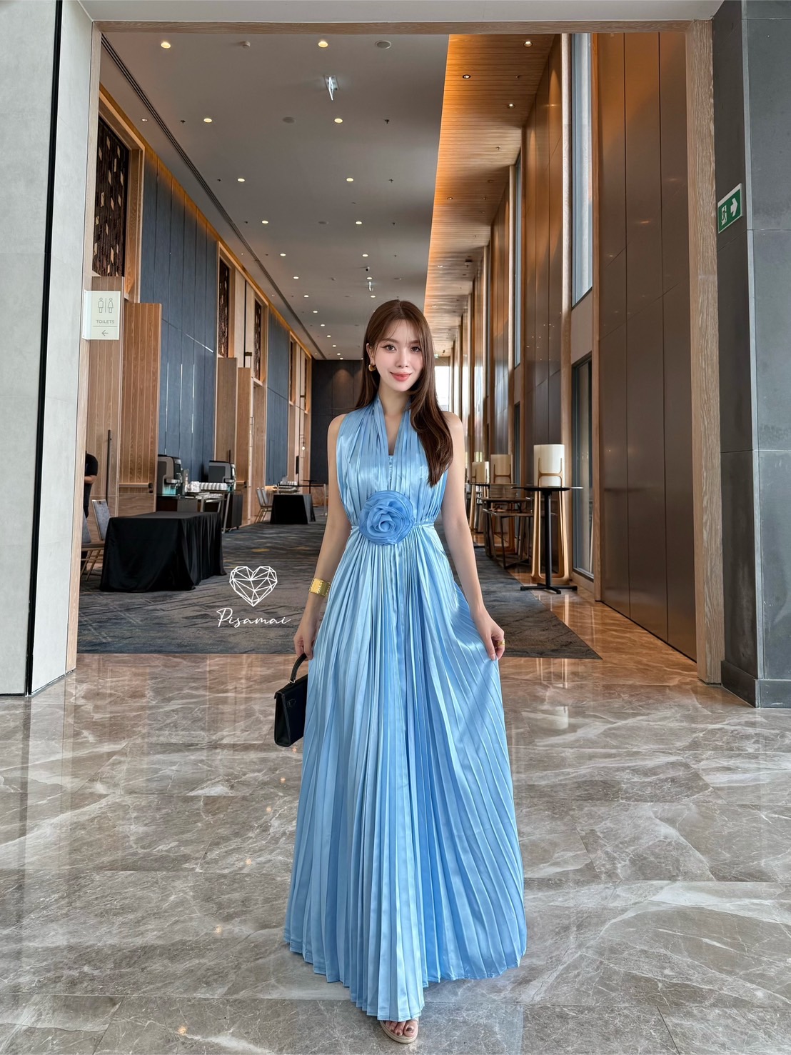 เดรสคล้องคอพลีตตัวยาวมาคู่ติดกับดอกไม้ใหญ่ทรงสวย หรู ดูแพง ใส่ไปงานแต่งแบบเฟียสๆ แกรมๆ ได้ไม่ซ้ำใคร#pisamaibrand #งานป้ายพิศมัย #งานตามหา #ชุดไปงาน #ชุดไปงานแต่ง #ชุดเพื่อนเจ้าสาว #ชุดเพื่อนเจ้าสาวราคาถูก