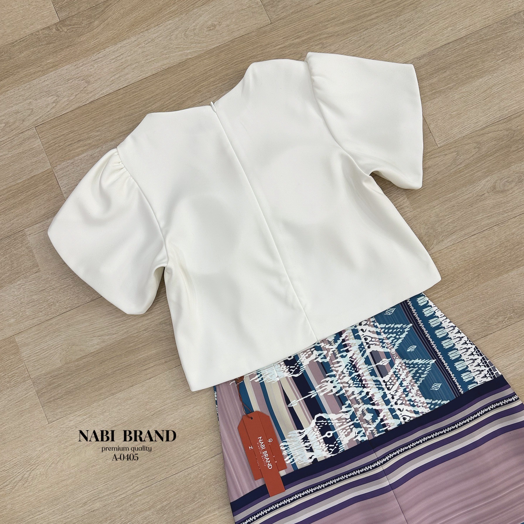 ชุดไทย คอลใหม่อย่างเลิศหรู ใครมองหาชุดไทยแบบใหม่ จัดมาได้เลยนะคะ🤍 ชุดเซท 2 ชิ้น เสื้อคอกลมแต่งกระดุมด้านหน้า ผ้าดี แต่งแขนกลีบบัว ทรงปล่อยๆ เข้าเซทกับกระโปรงพิมพ์ลายอย่างสวย แต่งผ่าหน้า เดินได้คล่องตัว ชุดมีซับในและฟองน้ำ งานซิบหลังทั้งเซท ใกล้วัน