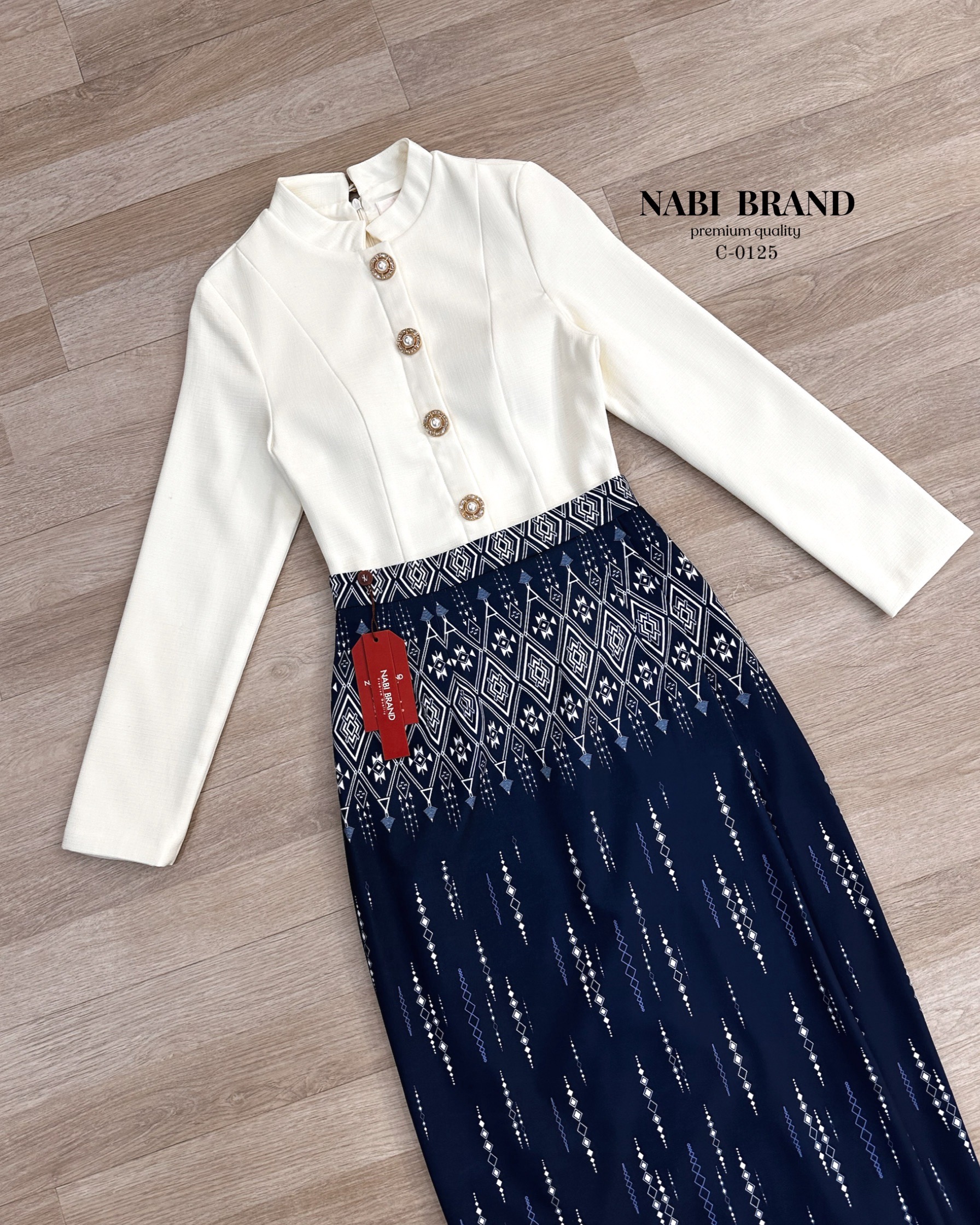 Label :: #NABIBRAND Code :: C-0125 Detail :: ชุดเซ็ตเสื้อแขนยาวสีครีมแต่งกระดุมมุกด้านหน้า ดีไซน์ปลายเสื้อทรงบานช่วงเอวรัดรูป มีซับ มีฟองน้ำในตัว ผ้าอยู่ทรง มาคู่กระโปรงพิมพ์ลายสีกรมดีไซน์สวยหรู ผ้าพริ้ว นุ่มนวลใส่สบายมากๆ งานซิปหลังทั้งคู่ สวมใส่ง่าย สาม