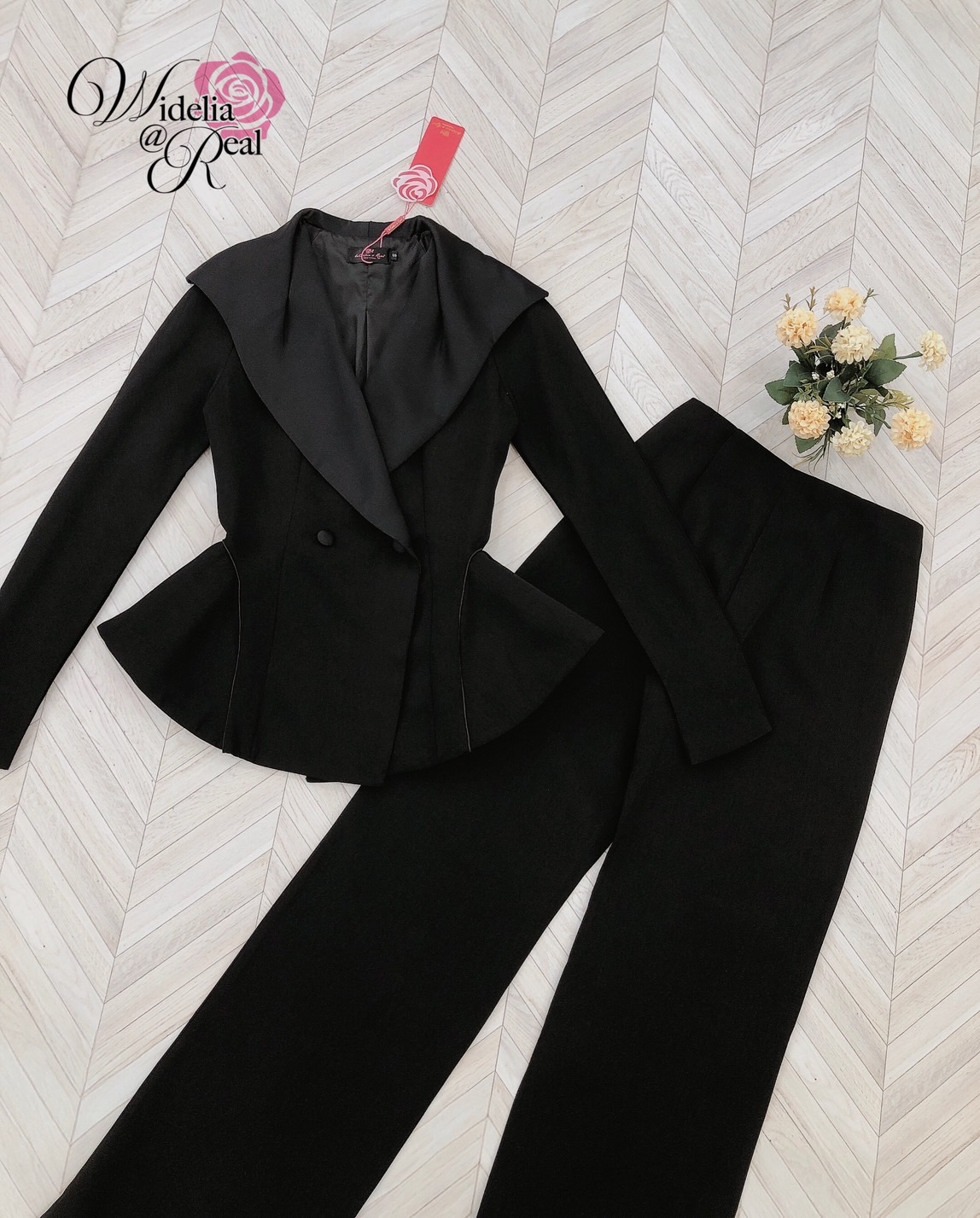 Set เสื้อสูทกับกางเกงขายาว ตัวเสื่อผ้าเงาปกใหญ่ ชายเสื้อทรงบาน กางเกงขากระบอก เอวสูง ซิปหลัง ทรงสวยเท่ห์หรูหรามากเหมาะกับ Working woman สุดๆ เนื้อผ้าอย่างดี ดีไซน์เรียบหรูดูดีสุดๆ งานสวย ทรงเป๊ะ ใส่ดูดีไม่มีเอ้า รับรองใส่ทำงานได้ตลอดแน่นอน ห้ามพลาดเด็ดขาด