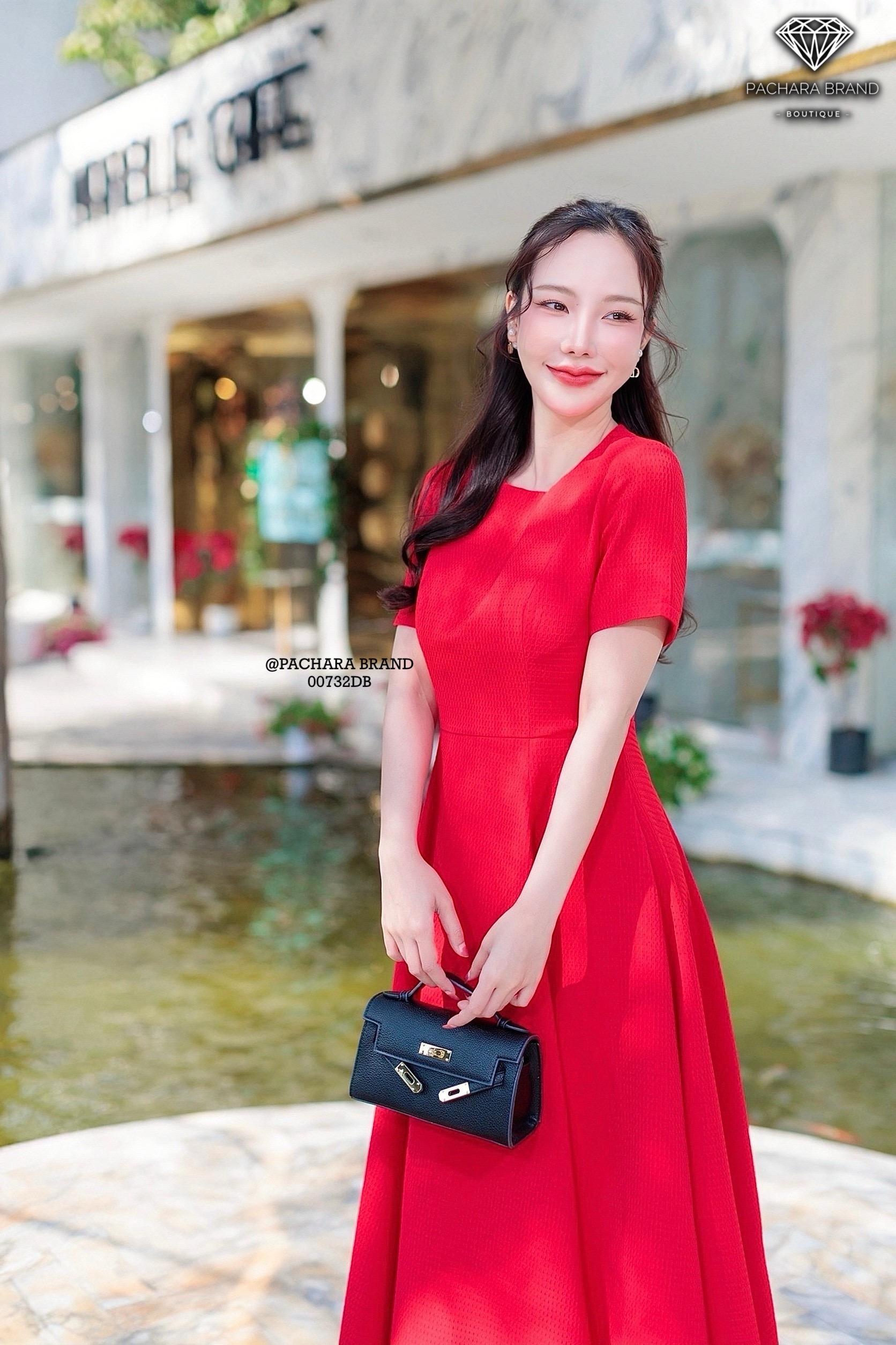เดรสยาวคอกลมแขนสั้นสีแดง ช่วงเอวตีเกร็ดเข้ารูป ชายกระโปรงบานเป็นทรงสวยมาก เนื้อผ้าหนามีเท็กเจอร์ทอลายนูนสวย งานซิปด้านหลัง มีซับในอัดกาวอย่างดี รุ่นนี้ใส่ชิลล์ถ่ายรูปสวยได้ทุกโอกาสเลยนะคะ #PACHARABRAND