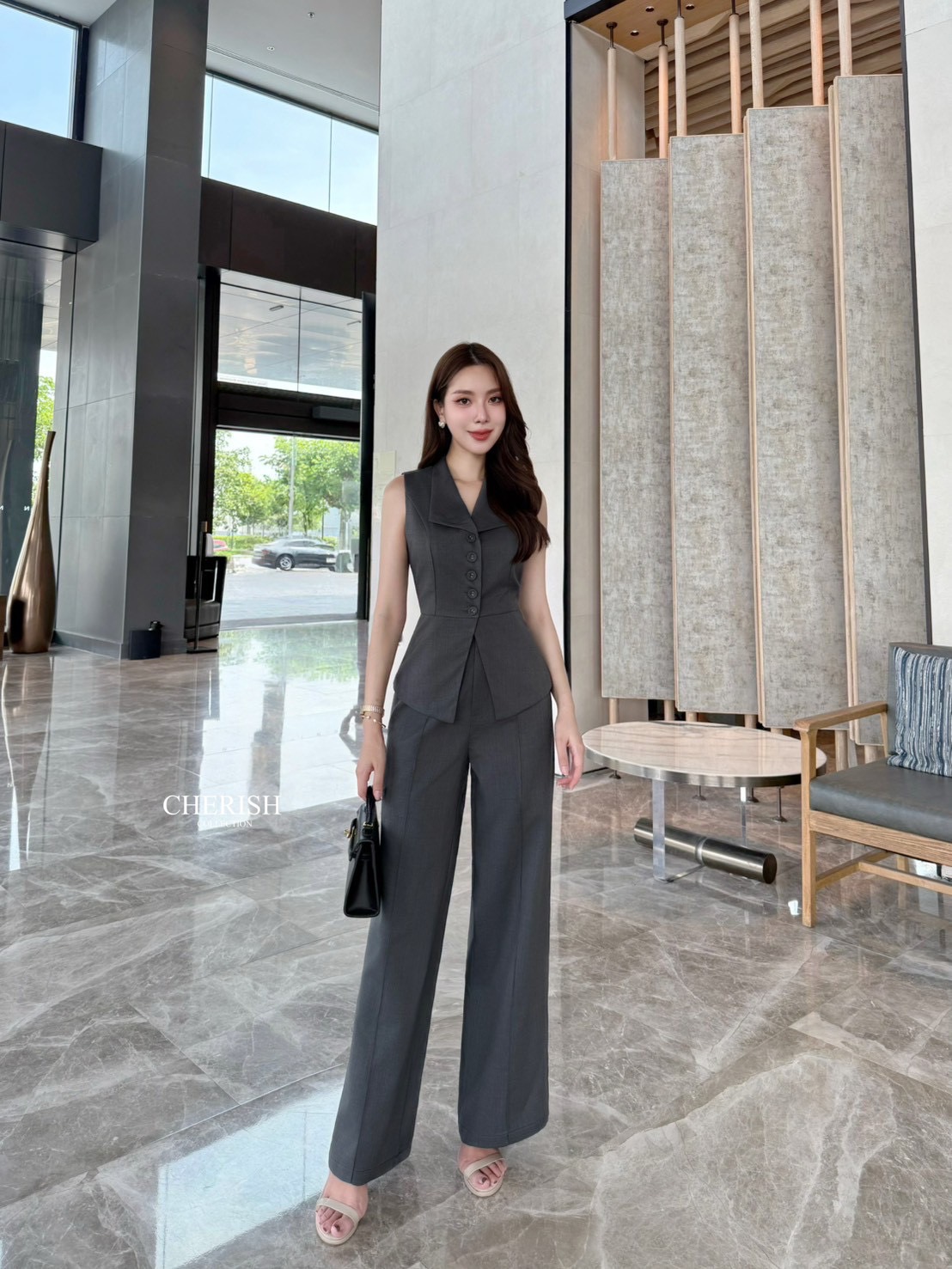ชุดเซ็ท สุดเรียบหรูดูโก้ สวยแบบไม่ซ้ำใคร ตัวเสื้อคอปกแขนกุดตัวยาวดีไซน์เก๋ ตกแต่งกระดุมตรงกลาง มาพร้อมกางเกงขากระบอกเอวสูงซิปหน้า ใส่สะดวกสบายช่วยทำให้ขาเรียวยาว มีกระเป๋า 2 ข้าง