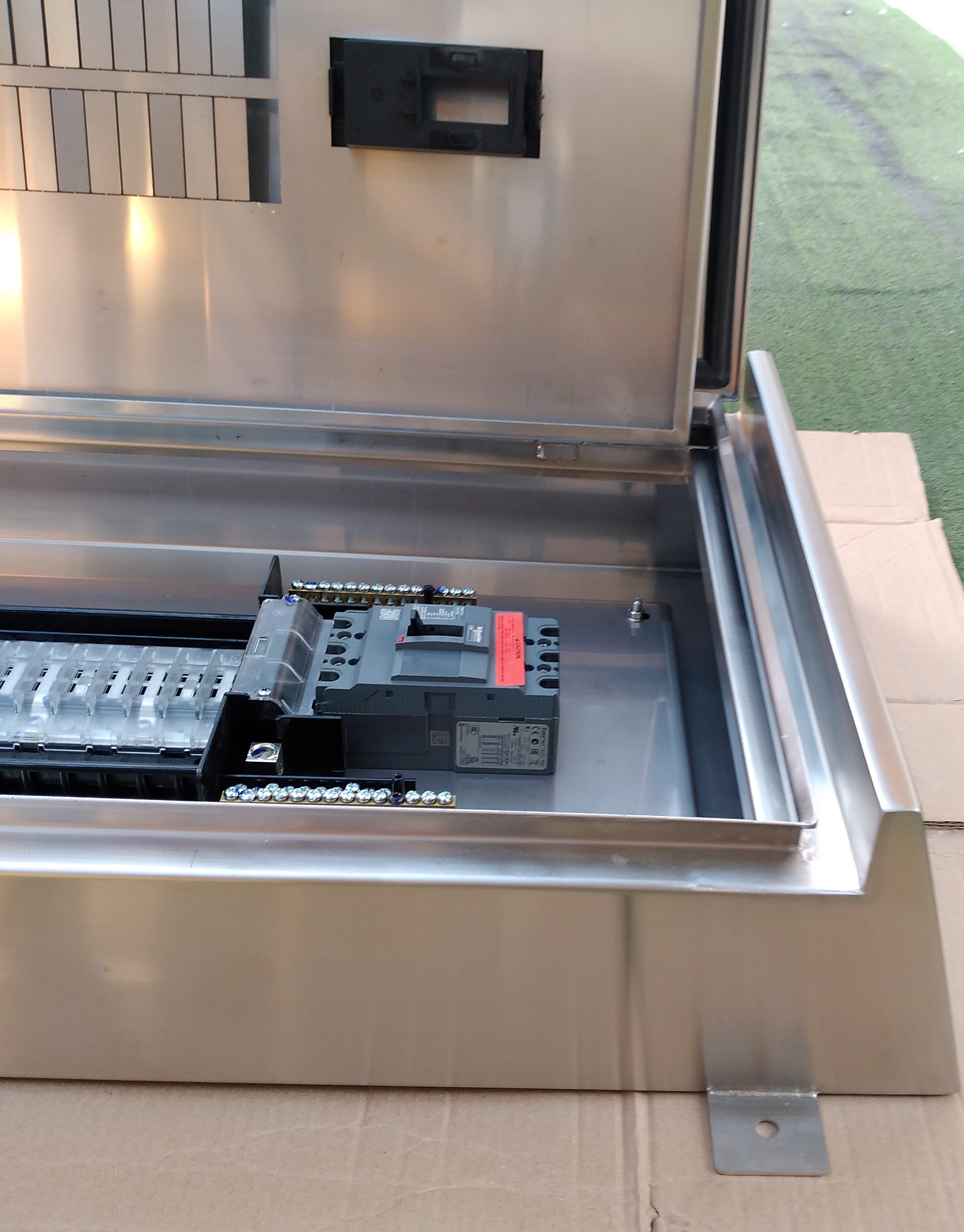 LOAD CENTER 100A ตู้โหลดสแตนเลส 304 ฝา 2 ชั้นทึบ หลังคาสโลป W450xH805xD150mm. (42ช่อง)