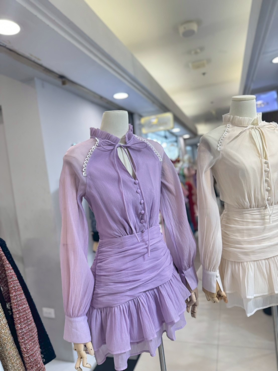 มินิเดรส ดีไซน์น่ารักๆ ตัวนี้ตอบโจทย์เลยค่ะ มินิเดรสแขนยาว ดีไซน์คอปีน แต่งกระดุมหน้า ช่วงคอเสื้อ ผูกโบว์ ตัวเดรสใช้ผ้าเกรดพรีเมี่ยม เนื้อผ้ามีเทจเจอร์ในตัว