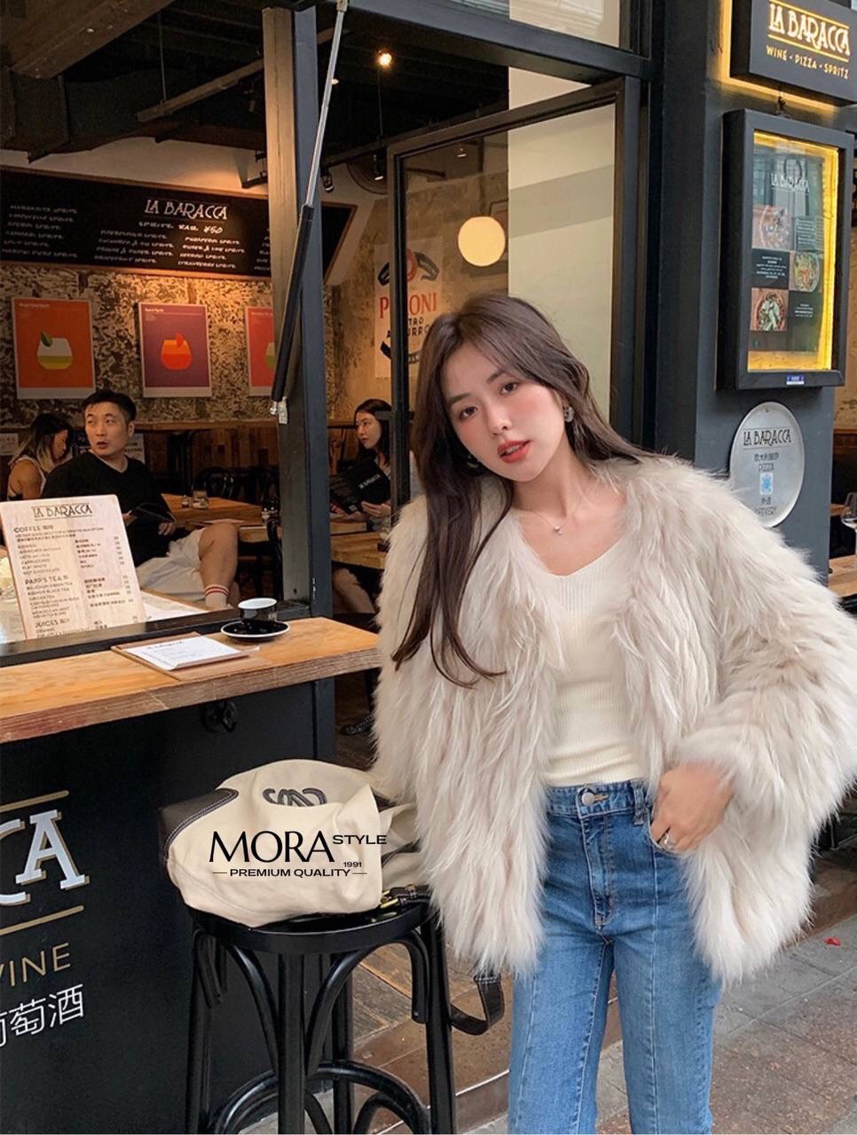 เสื้อคลุมแขนยาวแต่งขนทั้งตัว งานสวยแพง เหมาะกับแฟชั่นหนาวนี้สุดๆ ดีไซน์ออกมาเก๋ งานคือน่ารักมากค่ะ สาวๆต้องมีติดตู้นะคะ