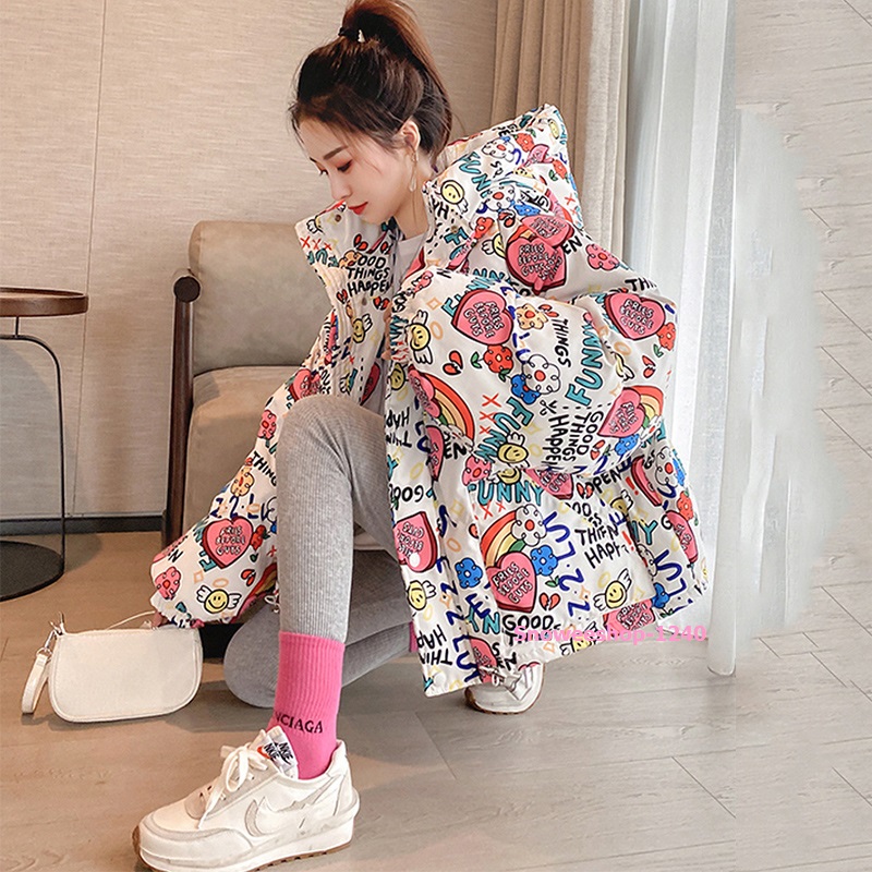 เสื้อกันหนาววัยรุ่น เสื้อแจ็คเก็ตผ้าฝ้ายผู้หญิงสั้น ลายหัวใจทรงหลวมและหนา มีฮู้ดกันหนาวใส่ติดลบ มาพร้อม 3 เฉดสี รอบอกถึง 51 นิ้ว