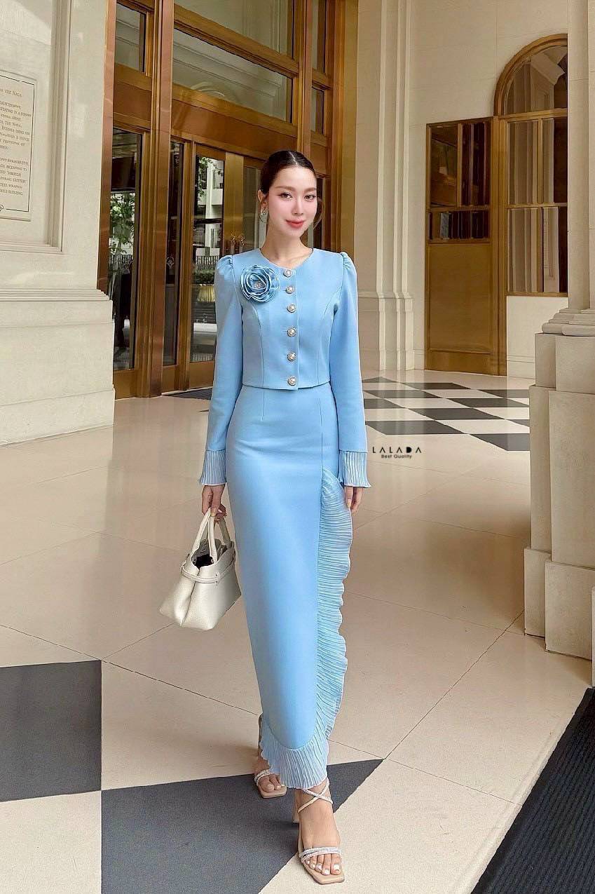 set 2 ชิ้น. เดรสสายเดี่ยวยาว แต่งระบายด้านหน้างานซิปหลัง + เสื้อคลุมแขนยาว กระดุมหน้าแต่งระบายช่วงแขน แถมเข็มกลัดดอกไม้ ใส่ได้หลายแบบนะคะชุดนี้ ( กระดุมเป็นงานจริงค่ะ )