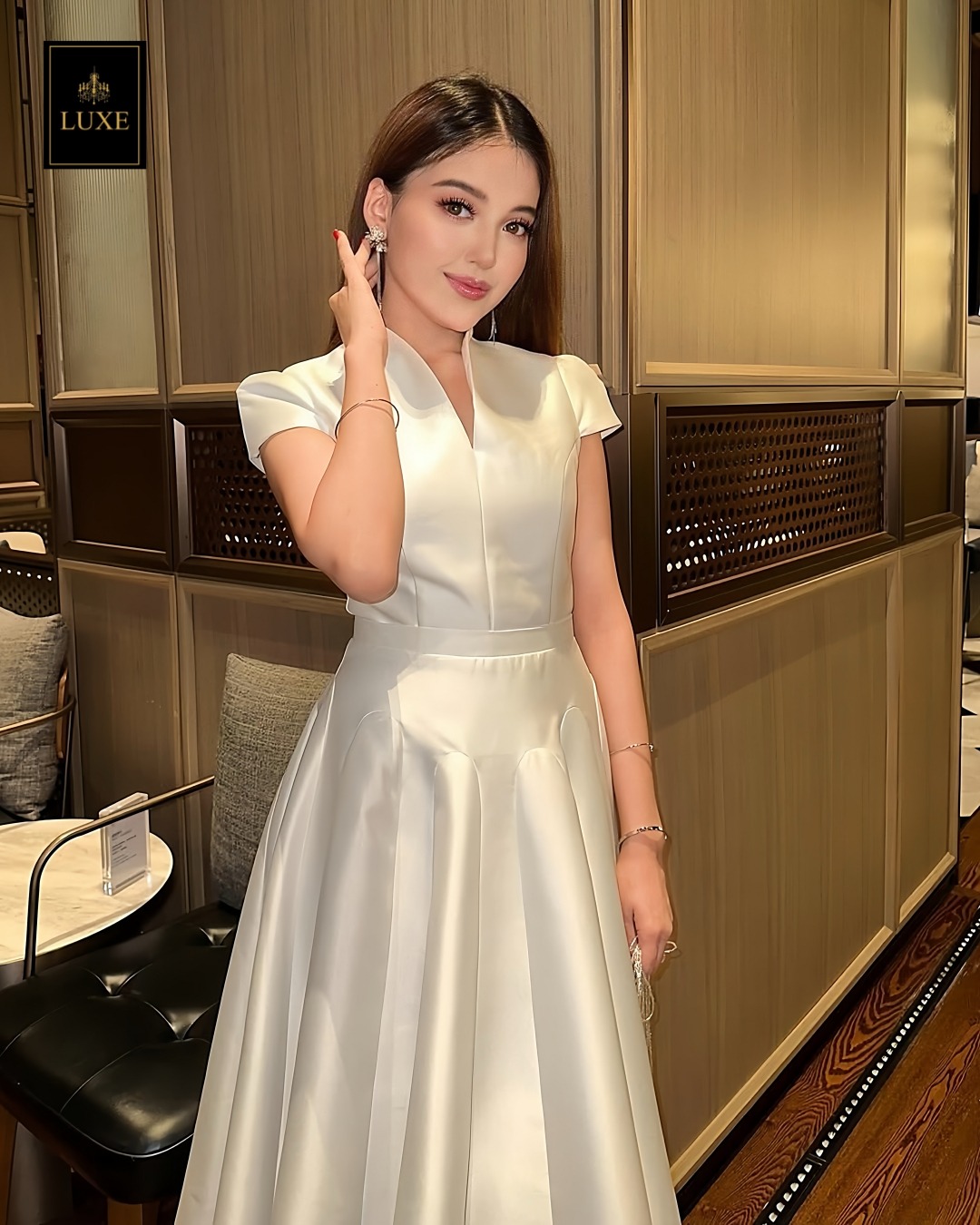 Label : LUXE ☑️เดรสเสื้อคอตั้ง แขนสั้น กระโปรงบาน ☑️ทำจากผ้าไหมดัตเชส ผ้าเนื้อดี เป็นทรง ใส่สบาย