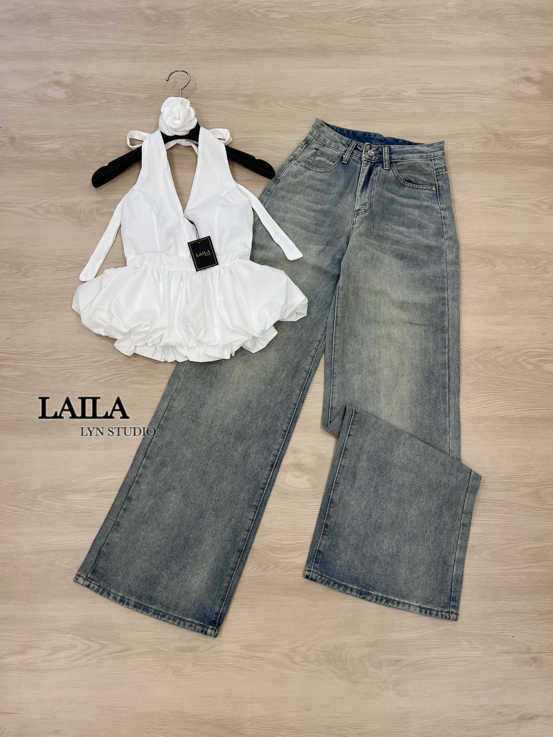 Tag : LAILA Detail: SET เสื้อ+กางเกง เสื้อทรงคล้องคอ งานแต่งผูกโบว์ช่วงคอ ด้านหลังแต่งสม็อคสุดแซ่บ ดีไซน์มาในโทนสีแดง/ขาว แต่งทรงบอลลูน ซับในสองชั้นฟูๆ มาพร้อมกางเกงยีนส์นำเข้าแท้💯 ทรงกระบอกปล่อยๆ เซ็ทนี้เหมาะสำหรับสาวๆสวยแซ่บลงตัวค่าา🖤 **