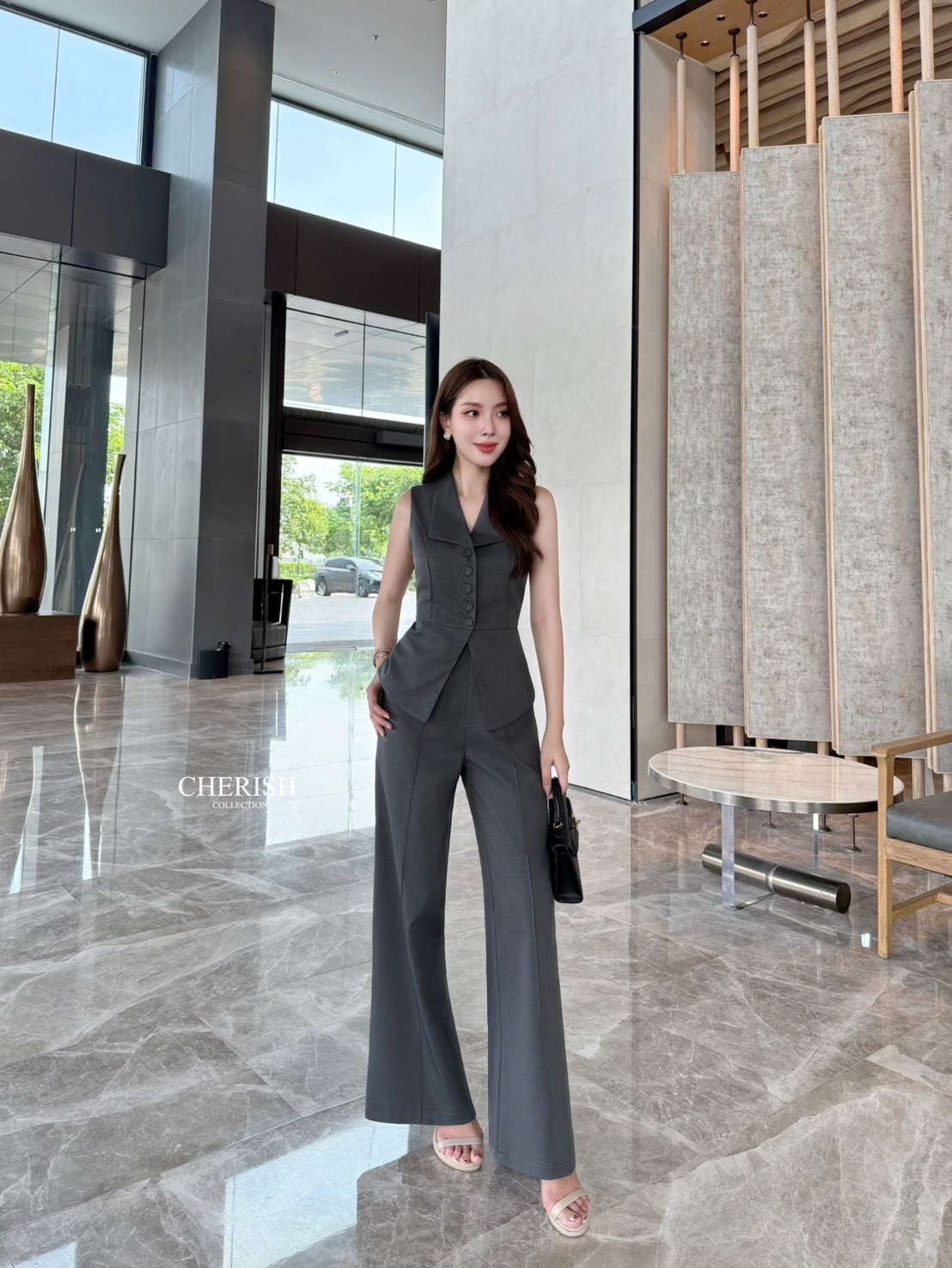 ชุดเซ็ท สุดเรียบหรูดูโก้ สวยแบบไม่ซ้ำใคร ตัวเสื้อคอปกแขนกุดตัวยาวดีไซน์เก๋ ตกแต่งกระดุมตรงกลาง มาพร้อมกางเกงขากระบอกเอวสูงซิปหน้า ใส่สะดวกสบายช่วยทำให้ขาเรียวยาว มีกระเป๋า 2 ข้าง