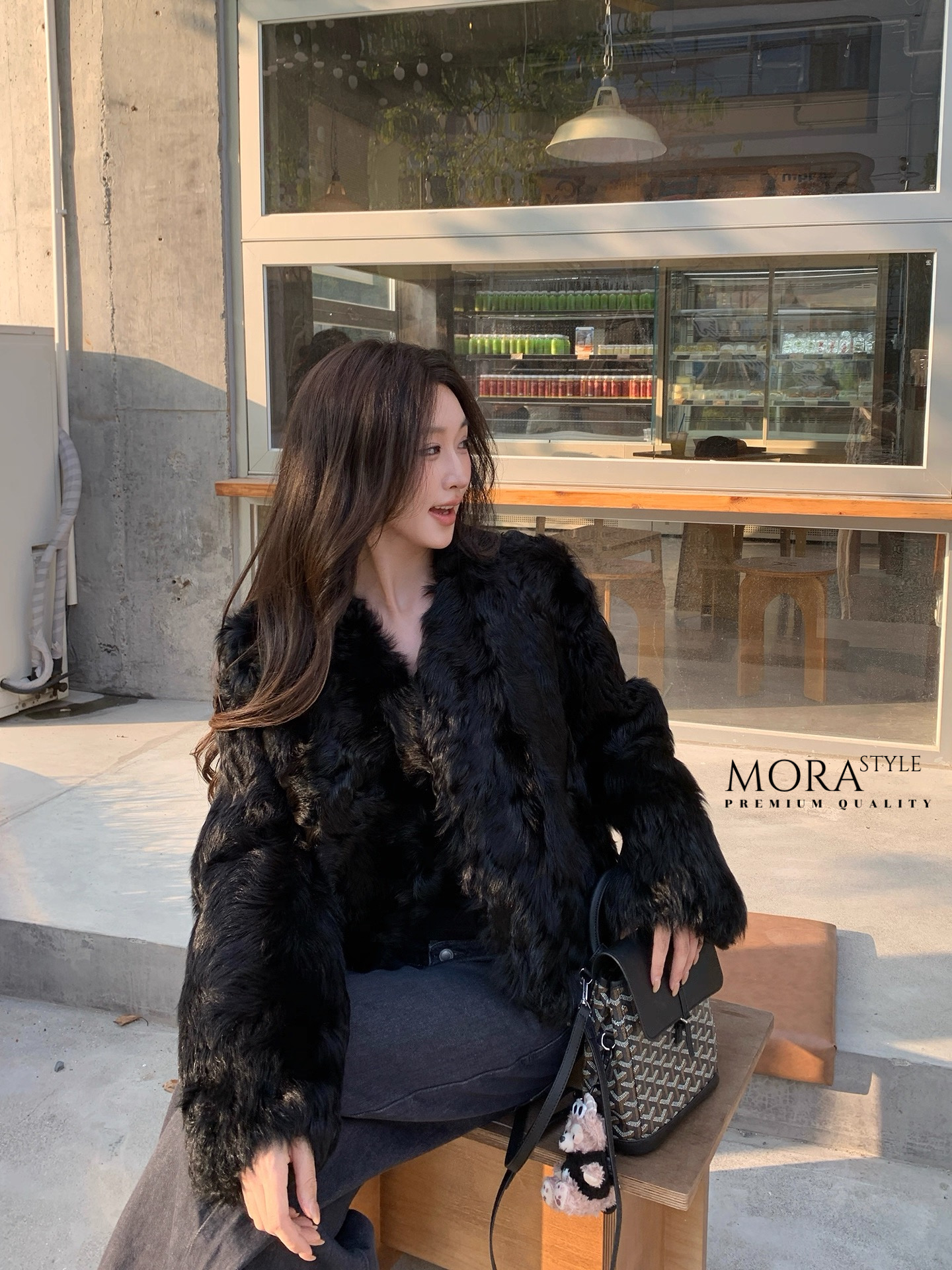 เสื้อคลุมแขนยาวแต่งขนทั้งตัว งานสวยแพง เหมาะกับแฟชั่นหนาวนี้สุดๆ ดีไซน์ออกมาเก๋ งานคือน่ารักมากค่ะ สาวๆต้องมีติดตู้นะคะ