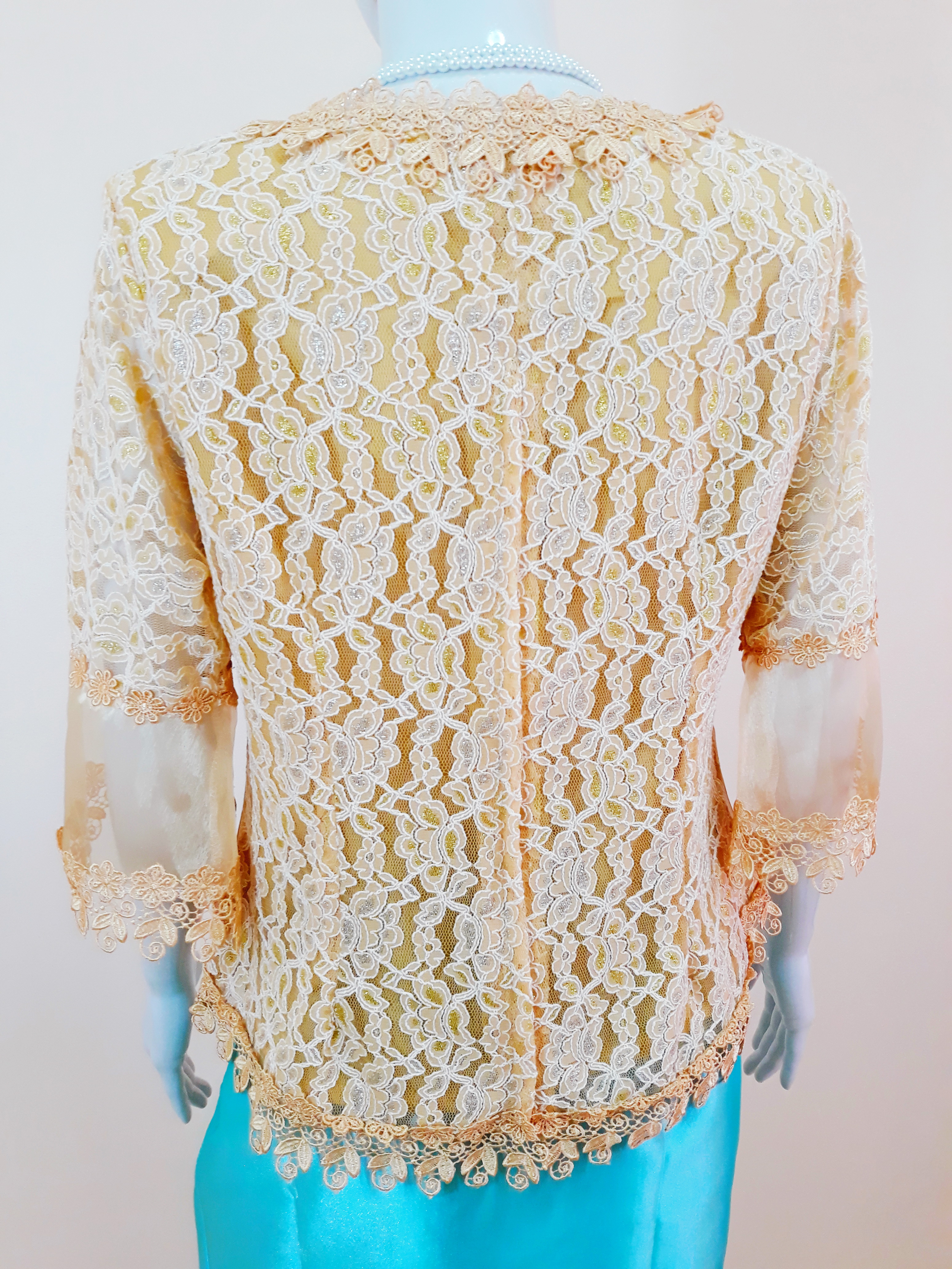 เสื้อลูกไม้ สีเหลืองทอง สวยหรู ดูดีมีระดับ มีซับในตัว (รอบอก 35-37 นิ้ว/ใส่ได้)