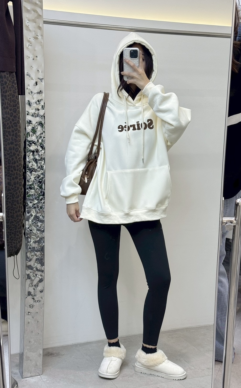 เสื้อฮู้ดดี้แขนยาวบุขนด้านใน ✔ ดีเทลมีกระเป๋าด้านหน้า สกรีนลายภาษาอังกฤษ ฮู้ดรูดปรับได้ ด้านในบุขนกันหนาว ✔️ ใส่เที่ยวอากาศหนาวได้เลยค่าาา