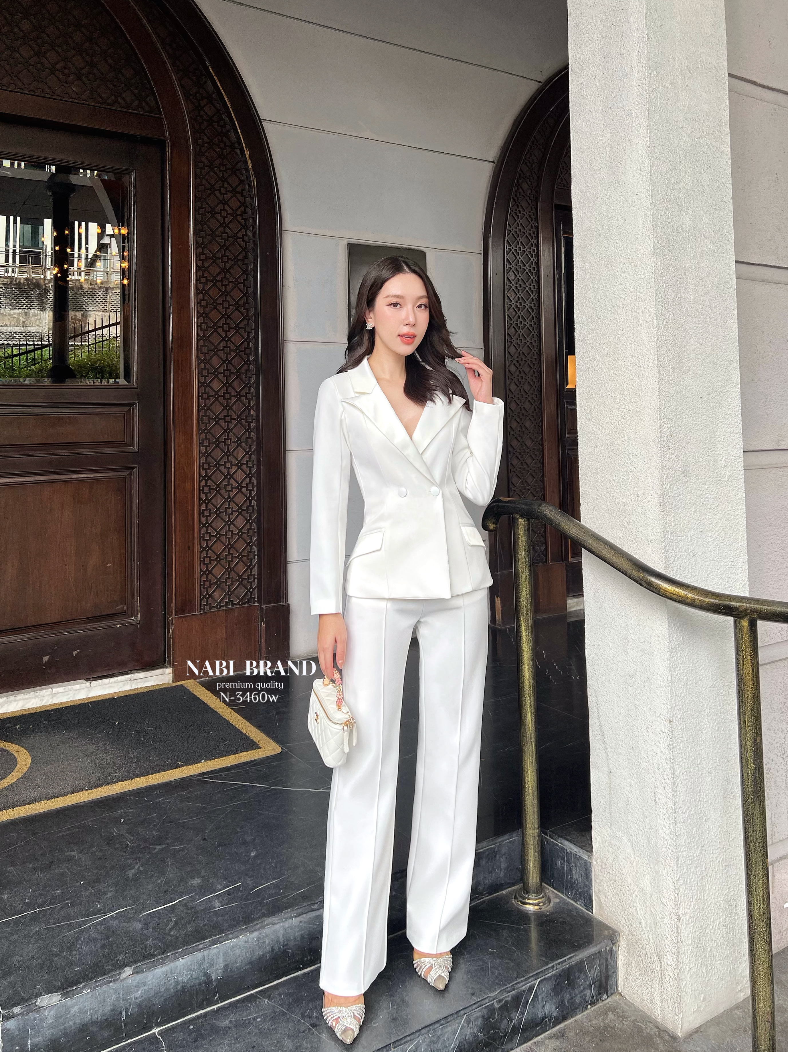 Set สูท2ชิ้น เสื้อแขนยาว+กางเกงขายาว ดีเทลเรียบหรู เสื้อคอปกเงาๆ ดูแพงมาก กระดุมสองเม็ด มีกระเป๋าสองข้างใช้งานได้จริง กางเกงทรงเองสูงนิดนึงกระบอกเล็ก มีเส้นด้ายตรงกลาง มีซัปในทั้งตัว ผ้าหนา นุ่ม ใส่สบายมาก ทรงเกร๋ เข้ารูป ทันสมัย ใส่แล้วดูผอมเพรียว ผ้าดี