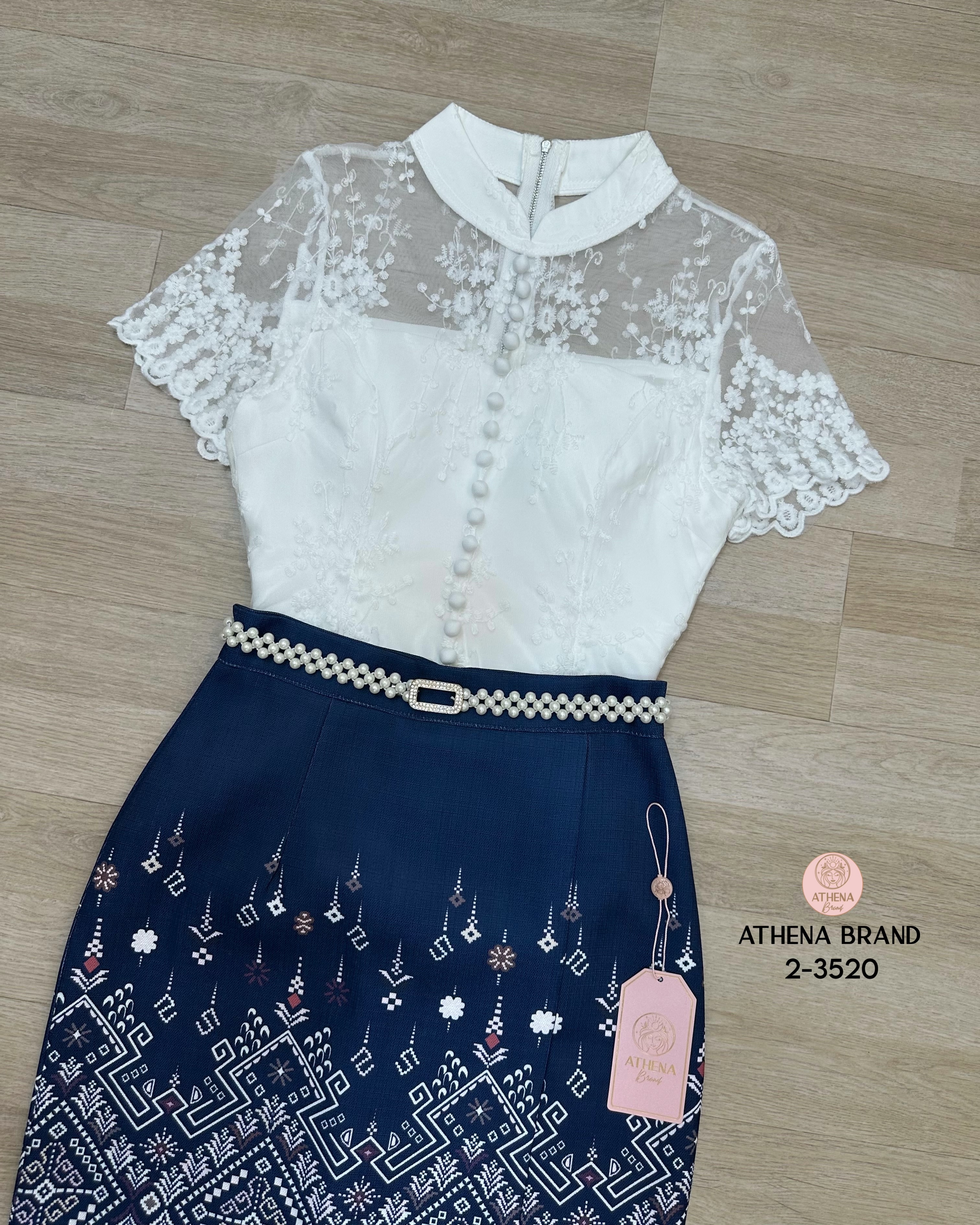 ag 🔖 :Athena (อธีน่า) Brand Detail :: เสื้อ+กระโปรง+เข็มขัด Set 3 ชิ้น เสื้อลูกไม้คอปีนดีไซน์ด้านหน้าแต่งกระดุมเรียงหลอก หน้าอกเสริมฟองน้ำจัดทรงสวย มีซับใน สวมใส่แบบซิปด้านหลัง แมตช์มาคู่กับกระโปรงพิมพ์ลายป้ายทบคล้ายงานผ้าซิ่นป้ายสำเร็จทรงเข้ารูป