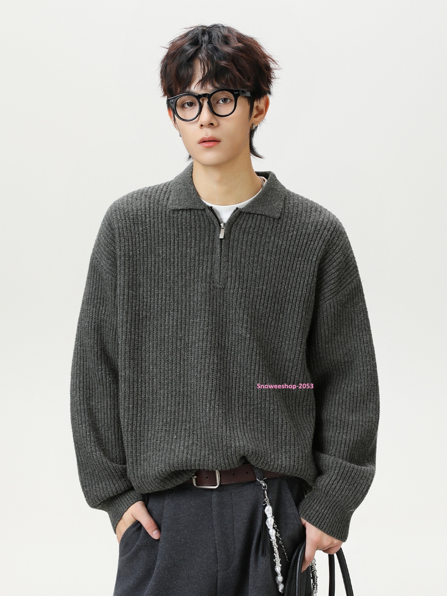 อากาศเย็นๆ ต้องมีตัวนี้ติดตู้ อากาศเย็นๆ ต้องมีตัวนี้ติดตู้ โอเวอร์ไซ ทรงหลวมใส่แล้วดูสบายๆ แต่เท่มาก ผ้าหนานุ่ม อุ่นกำลังดี มีให้เลือก 4 สี ใส่ได้ทุกโทน จะใส่เที่ยวเมืองหนาว หรือเดินเล่นในเมืองก็สไตล์จัดเต็ม