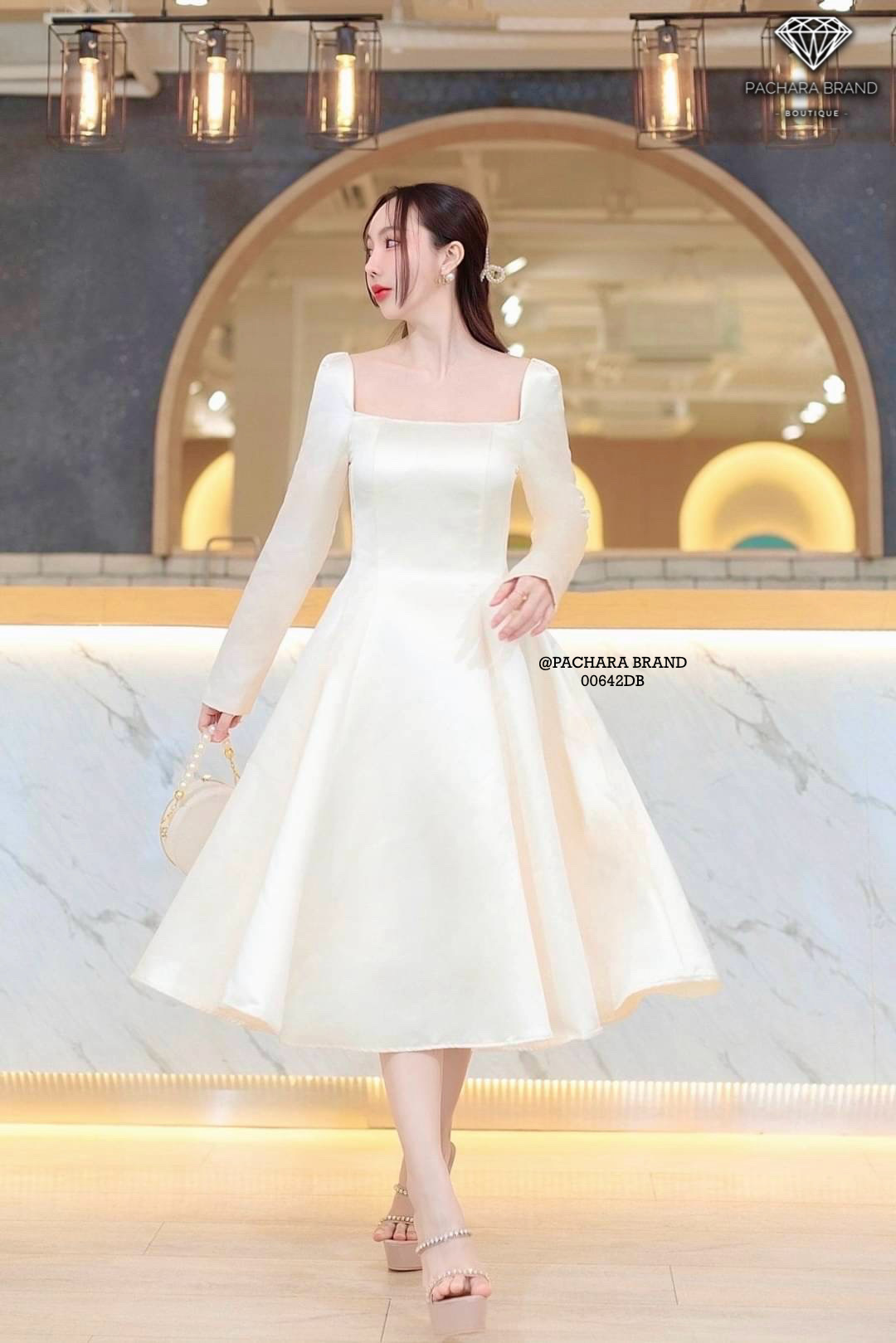 เดรสคอเหลี่ยมแขนยาวสีครีม มีฟองน้ำดันทรงสวย ช่วงเอวตีเกร็ดเข้ารูป ชายกระโปรงบานสวยมาก เนื้อผ้าซาตินหนามีซับในอัดกาวอย่างดี งานซิปด้านหลัง รุ่นนี้ใส่ชิลล์ถ่ายรูปสวยได้ทุกโอกาสเลยนะคะ #PACHARABRAND