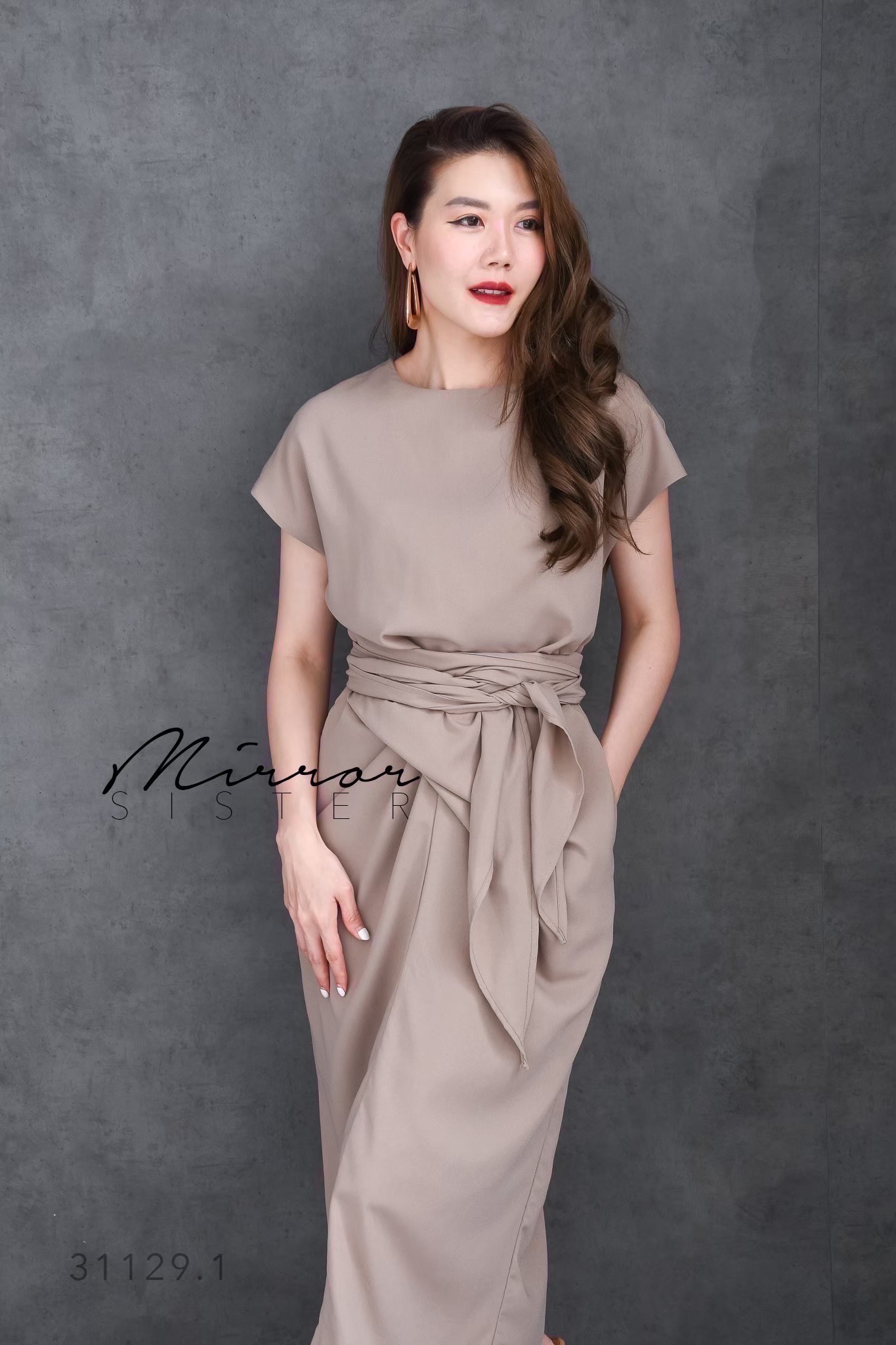 MiRRoRSiSTER's WeNDA DReSS•• เดรสทรงสวยเบสิค ใส่ง่ายใส่ได้บ่อย ช่วงบนเป็นแขนสั้นคอกลม แพทเทรินทรงหลวม แต่สามารถผูกเอวให้เข้ารูปตามไซส์ที่ต้องการได้ ช่วงกระโปรงจับแต่งdrapped เมื่อผูกเสร็จเรียบร้อยแล้วสวยเก๋ ชุดเดียวจบ