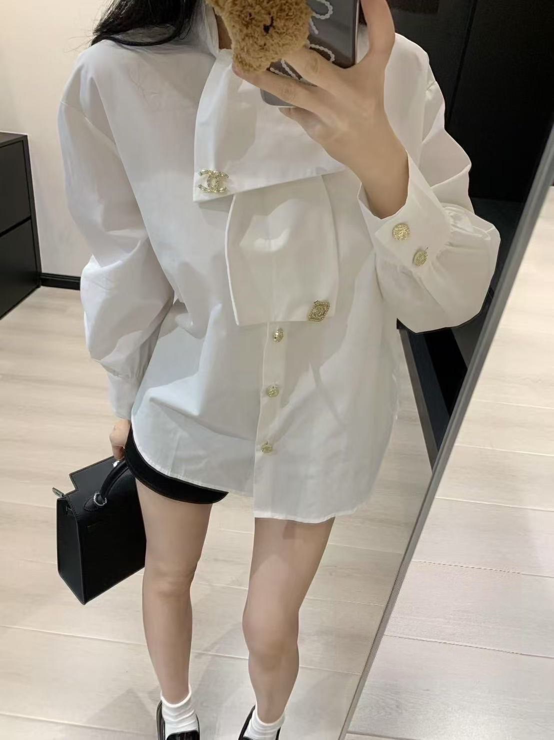 Label :: RAMI-PAPHA(รมิปภา) เสื้อเชิ้ตสีขาว ดีไซน์คอเก๋ปรับใส่ได้ตามสไตล์ กระดุมหน้าสีทองสวยหรูโดดเด่น ปลายแขนเสื้อกระดุมใช้งานได้จริง เนื้อผ้านิ่มรีดง่าย สวมใส่สบาย ++มาคู่กับกางเกงขาสั้นเนื้อผ้าหนานิ่มฟูอย่างดีมีกระเป๋าใช้งานได้จริงซับในอย่างดีทั้งตัวซิ