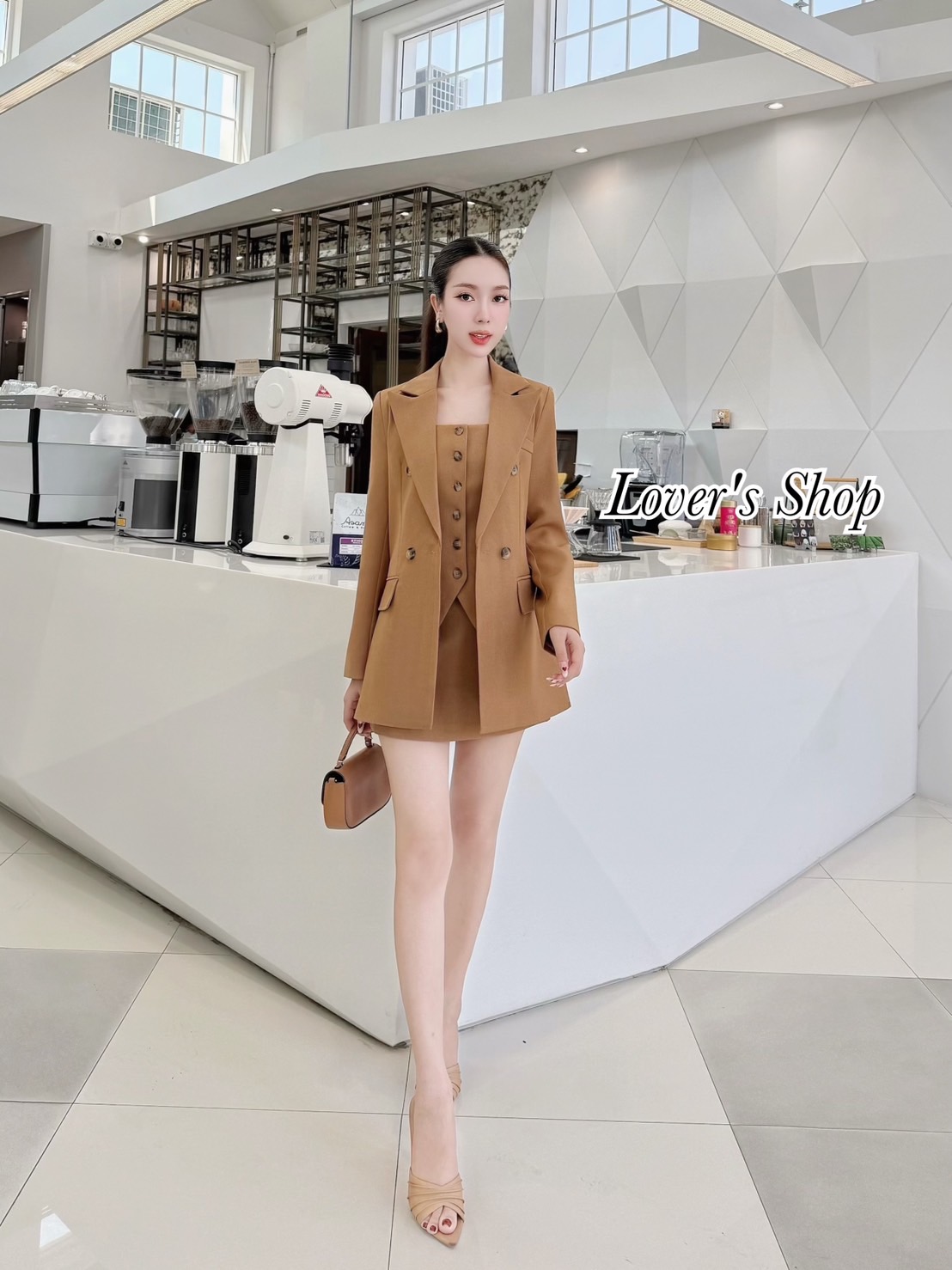 Brand : LV. Detail : Set 3ชิ้น เสื้อสูท+เสื้อกั๊ก+กระโปรง ลุคคเรียบหรูดูผู้ดี มีความเป็นCEOสาวท่านหนึ่ง ดีเทลเสื้อกั๊กทรงกระดุมหนา มาพร้อมเสื้อสูทยาว แม็ทกับกระโปรงเอวสูงซิบหลัง งานมีซับในอย่างดีทั้ง3ชิ้นนะคะ ใช้ผ้าสูทอัดกาว ผ้ามีความหนากำลังดี อยู่ทรงสวย