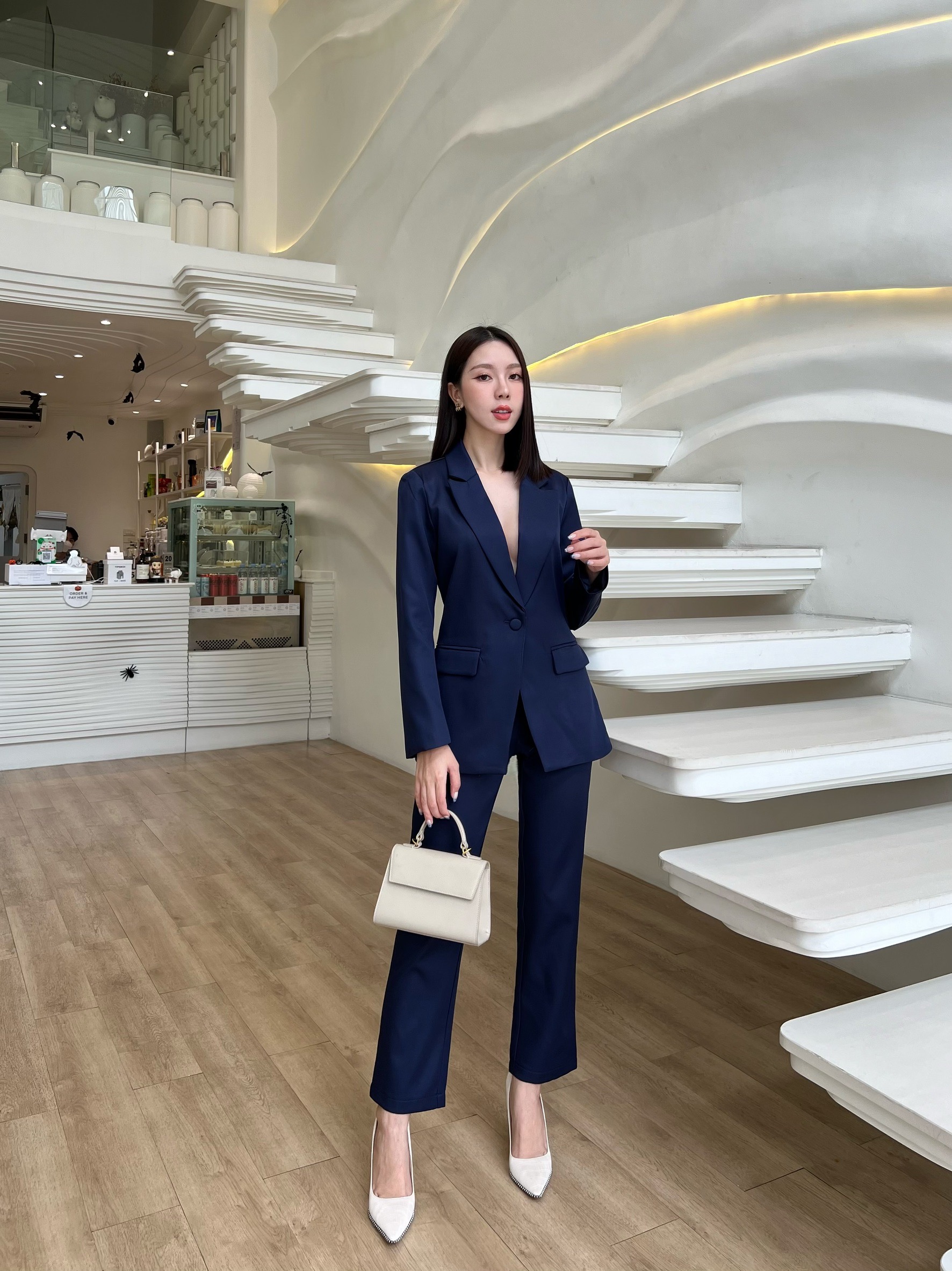 สูทเรียบหรู สวยคลาสสิค รุ่น Slim fit แมทซ์ง่ายใส่สบาย คล่องตัว