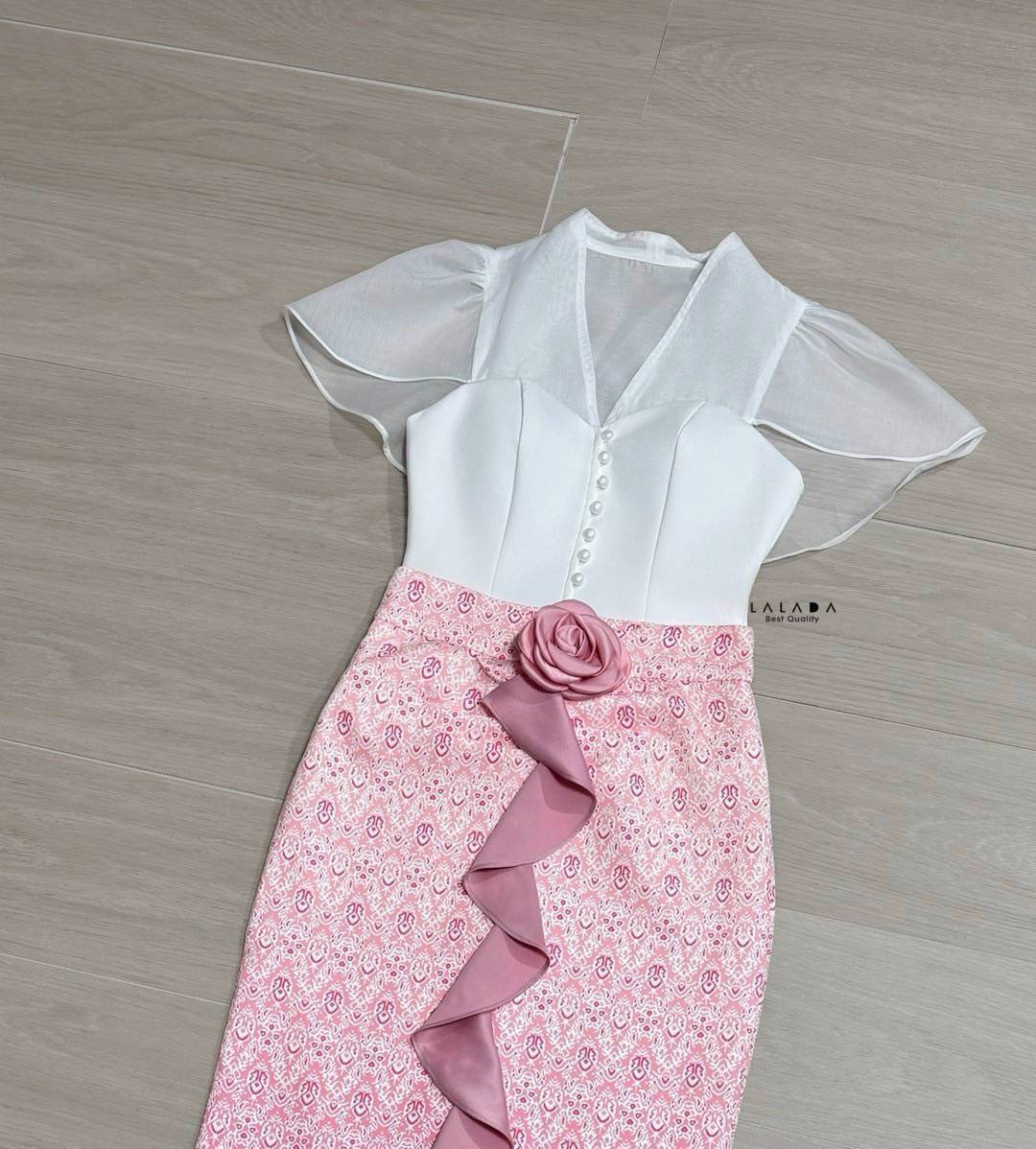 คอลผ้าไทยมาแล้วค่ะ สีใหม่ •Detail : set 2 ชิ้นเสื้อสีขาวกระดุมหน้า ตัดเย็บอย่างดีมีซับใน + กระโปรงผ้าถุงสำเร็จทรงเอวสูง ผ้าพิมพ์ลาย แต่งระบายด้านหน้า+ เข็มกลัดดอกไม้ 1 ชิ้นติดได้ตามต้องการ #ชุดถ่ายรูป#งานตามหา#งานป้าย #ชุดงานแต่ง #ชุดออกงาน #ชุดไปงาน#ชุดผ