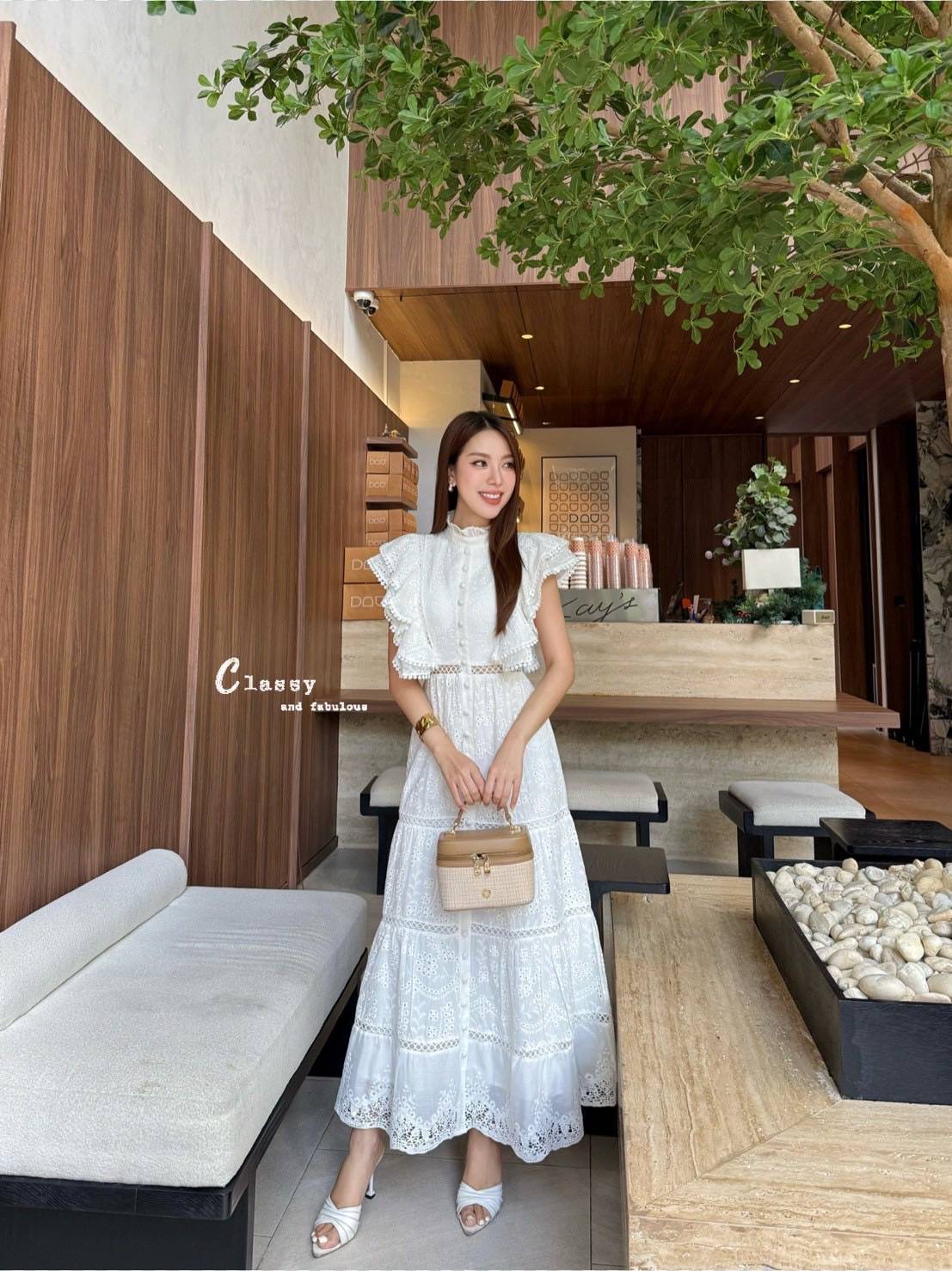 เดรสผ้าลูกไม้ลายฉลุทั้งตัว คอปีนมีระบายรอบคอ และเป็นกระดุมด้านหลังคอ แขนทำระบาย2ชั้นปิดต้นแขนและมีวงกลมเล็กๆที่ปลายแขน ตรงกลางชุดติดกระดุมไล่ลงมาจากอกถึงปลายกระโปรง ช่วงกระโปรงทรงสวยมาก