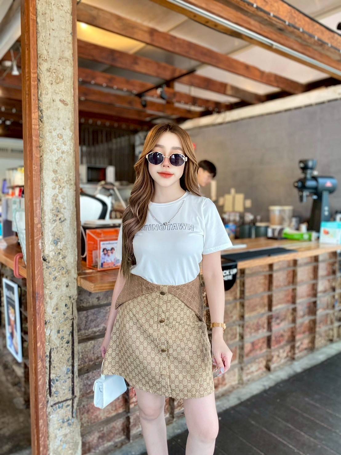ชุดset เสื้อ+กระโปรง เสื้อยืดรีดเพชรแต่งสร้อยมาคู่กับกระโปรงทรงเอเอวสูงพับขอบมีซับในกางเกง บอกเลยว่าชุดนี้ใส่เท่ห์ๆ ชิคๆ ได้ every day looks เลยค๊า