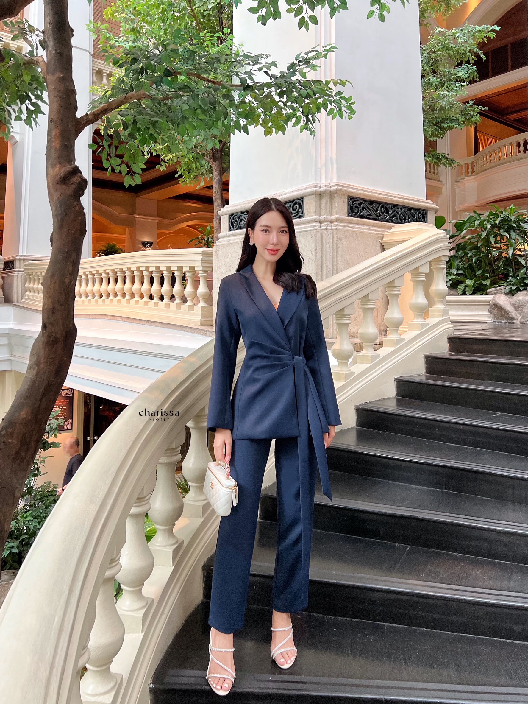 Set suit 2 ชิ้น เสื้อสูททรงทันสมัยออกออกแบบให้มีทรงยาวเข้ารูป แต่งจับจีบเพื่อให้ดูผอมเพรียม ด้านในเสื้อติดแป๊ก2 เม็ด มีเสริมบ่าบางๆเพื่อให้เป็นทรงสวย มาพร้อมกับสายผูกเอวเย็บติดด้านหน้า ปลายแขนด้านหลังแต่งกระดุมสีทอง 2 เม็ด ส่วนกางเกงเป็นทรง9 ส่วนซิปหลังกร