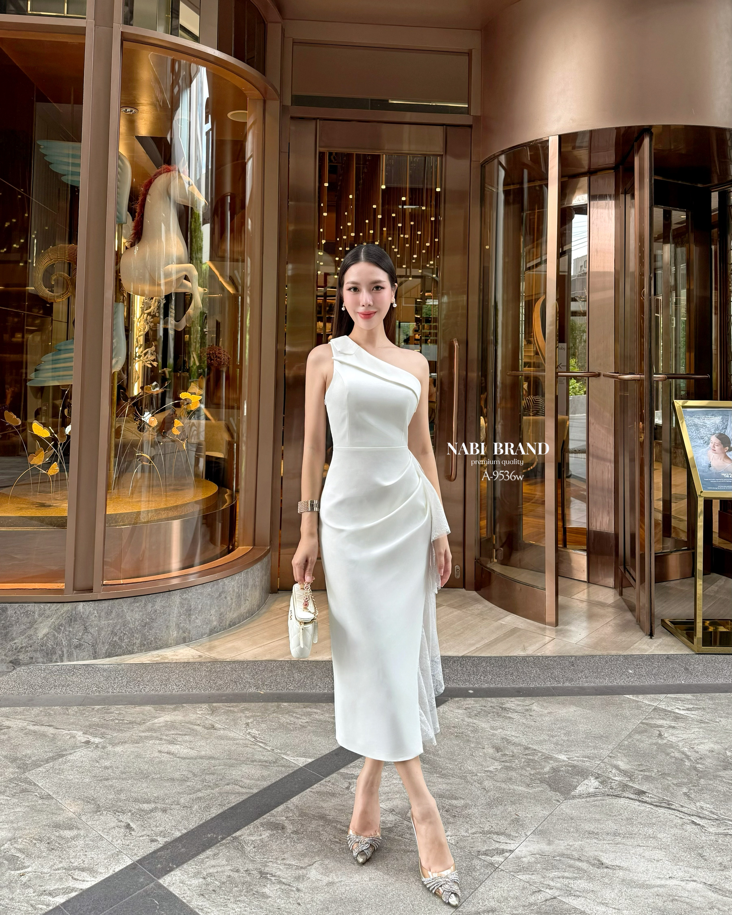 เดรสเข้ารูปทรงเปิดไหล่ แต่งทรงปกคอพาดด้านบน เดรสทรงผ่าข้าง พับจีบด้านข้าง และแต่งเพิ่มด้วยผ้าลูกไม้ ชุดมีฟองน้ำและซับใน ใส่แล้วเลิศ ไม่บ้ง แน่นอนค่ะ 🩷 #เสื้อผ้างานป้าย #NABIBRAND #นาบีแบรนด์ #งานป้ายนาบี #เดรสยาว #เดรสเปิดไหล่ #ชุดออกงาน #เดรสผ่าข