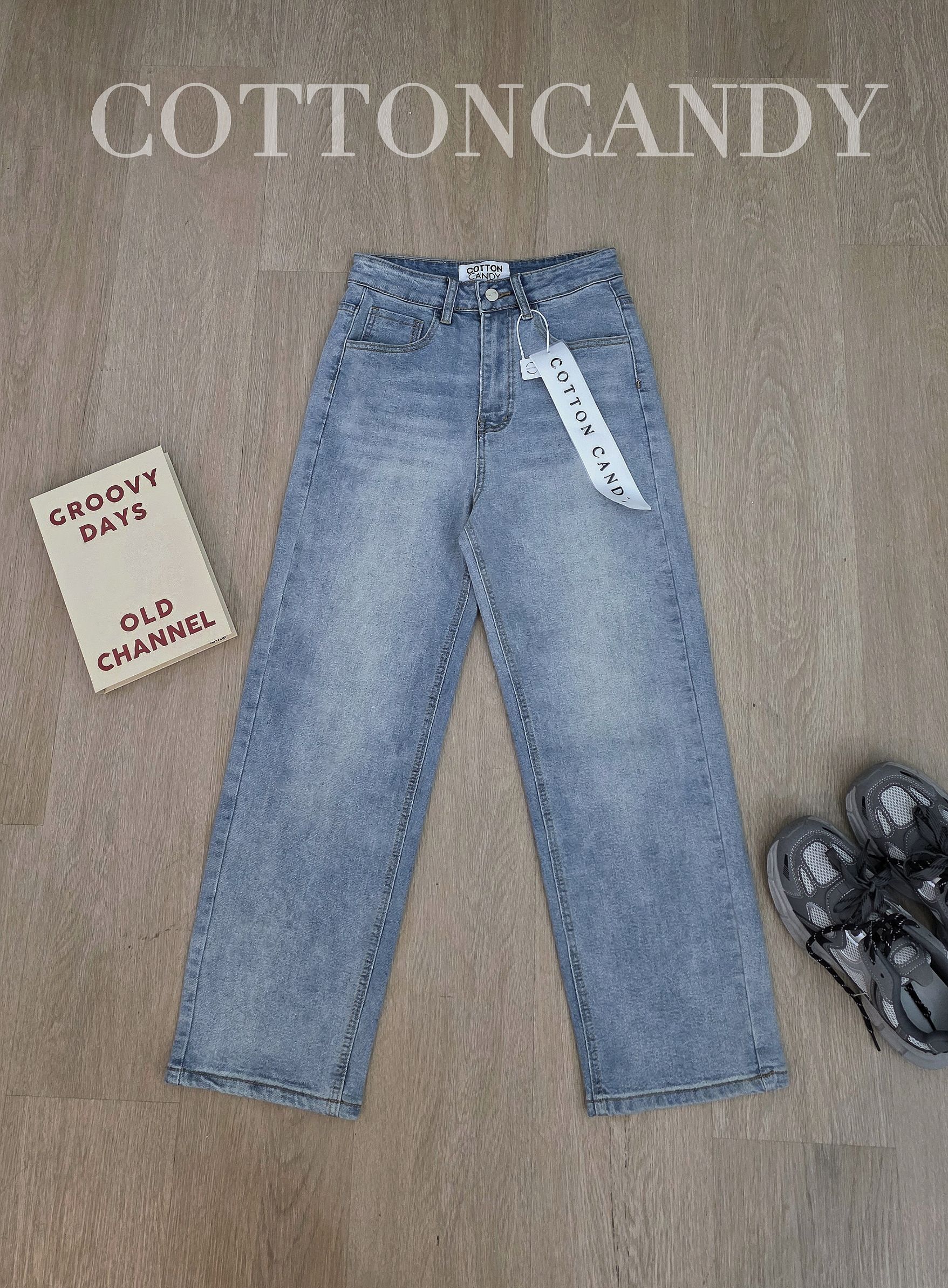 Tag#cottoncandy กางเกงยีนส์ขากระบอกบอยเล็ก 8ส่วน รุ่นนี้ ผ้ายีนส์ยืดเนื้อดีมาก ลุกนั่งสบายไม่อึดอัด ทรงบอยเล็กสไตล์วินเทจ ทรงสวยมากๆ ฟอกเฟดสีฟ้าอ่อนๆ บอกเลยลุคนี้จึ้งแน่นอนคร่าาา