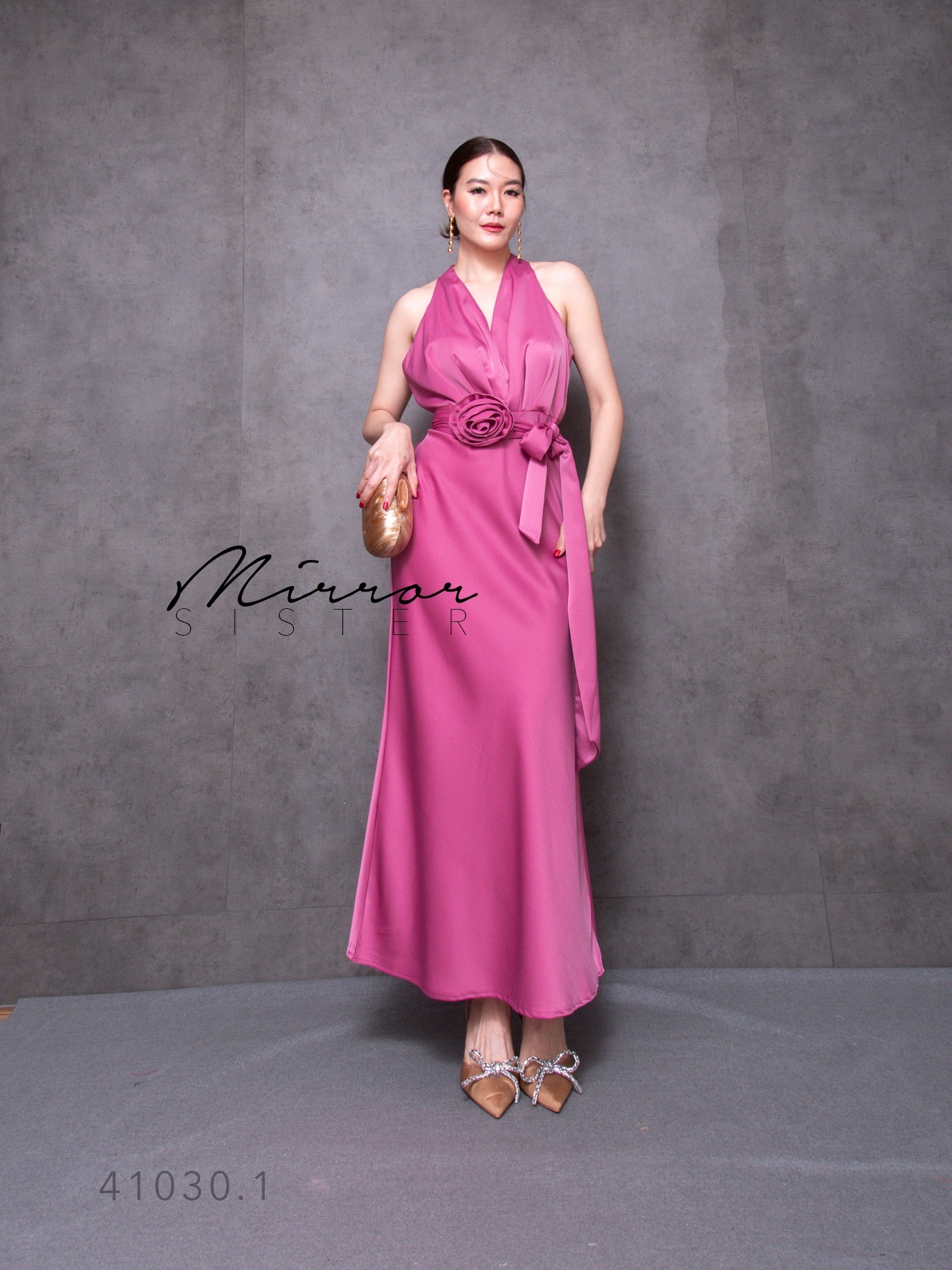 MiRRoRSiSTER's LaBaRiS DReSS•• เดรสแขนกุดทรงสวยหรู ช่วงบนแต่งจับจีบสวยเก๋คอวี มาพร้อมสายดอกกุหลาบผูกเอวหรือผูกคอได้ตามสไตล์ ช่วงล่างกระโปรงทรงAสวยมาก เนื้อผ้าซาตินดีงามสวยหรูพรีเมี่ยม ใครใส่ก็โก้เก๋ Recommendเลยงานนี้ต้อง