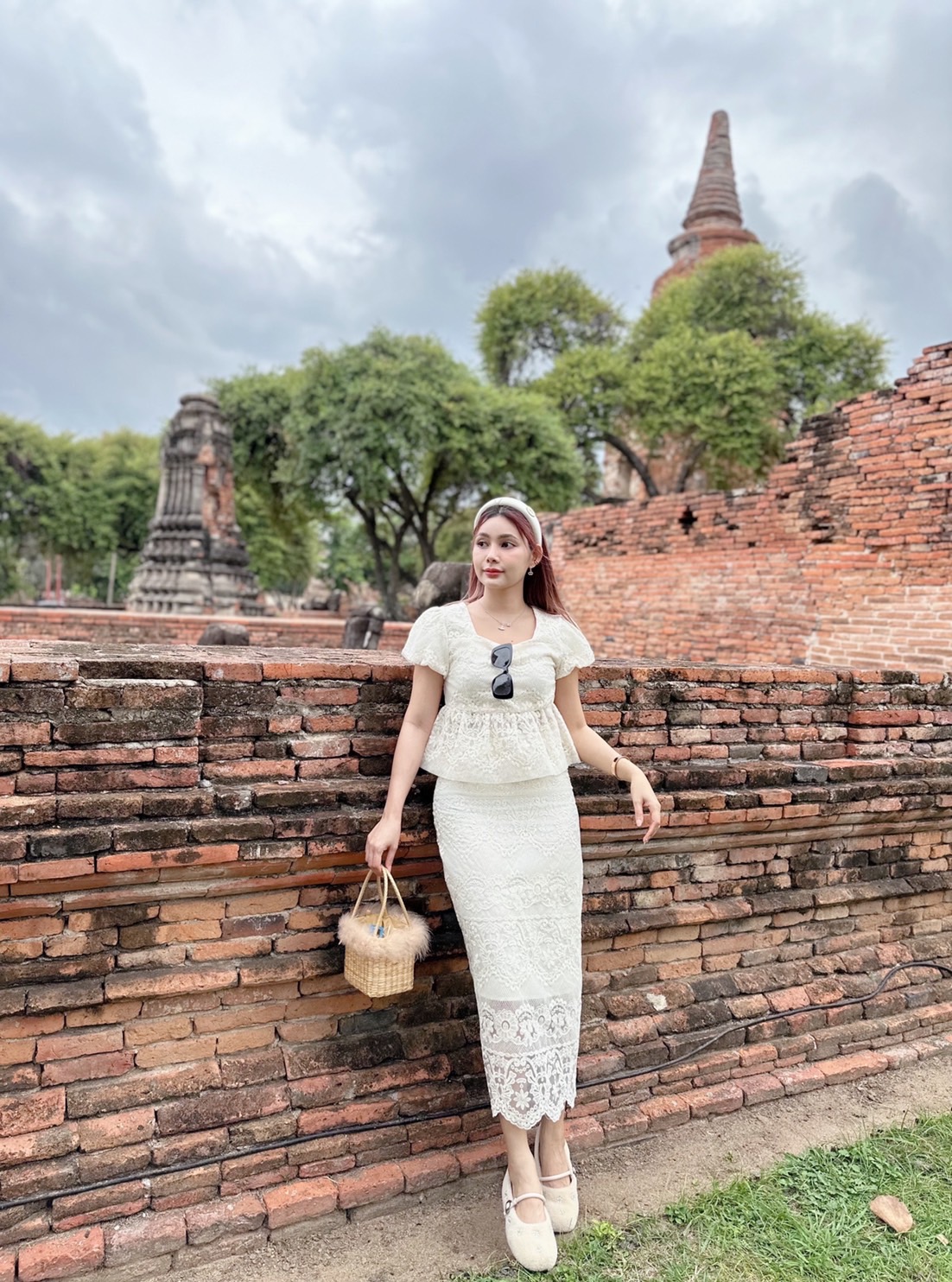 Brand : Kr Detail : ออกพรรษาแล้ววงานบุญ งานบวช งานมงคลชุดนี้เอาอยู่จ้า Set เสื้อแขนพองกำลังดีปลายระบายพองนิดๆ แมตกระโปรงผ่าหลังเดินงาน ผ้าลูกไม้สีครีมซับครีมอย่างดี งานสวยใส่แล้วดูหรู ดูแพงคะ #770