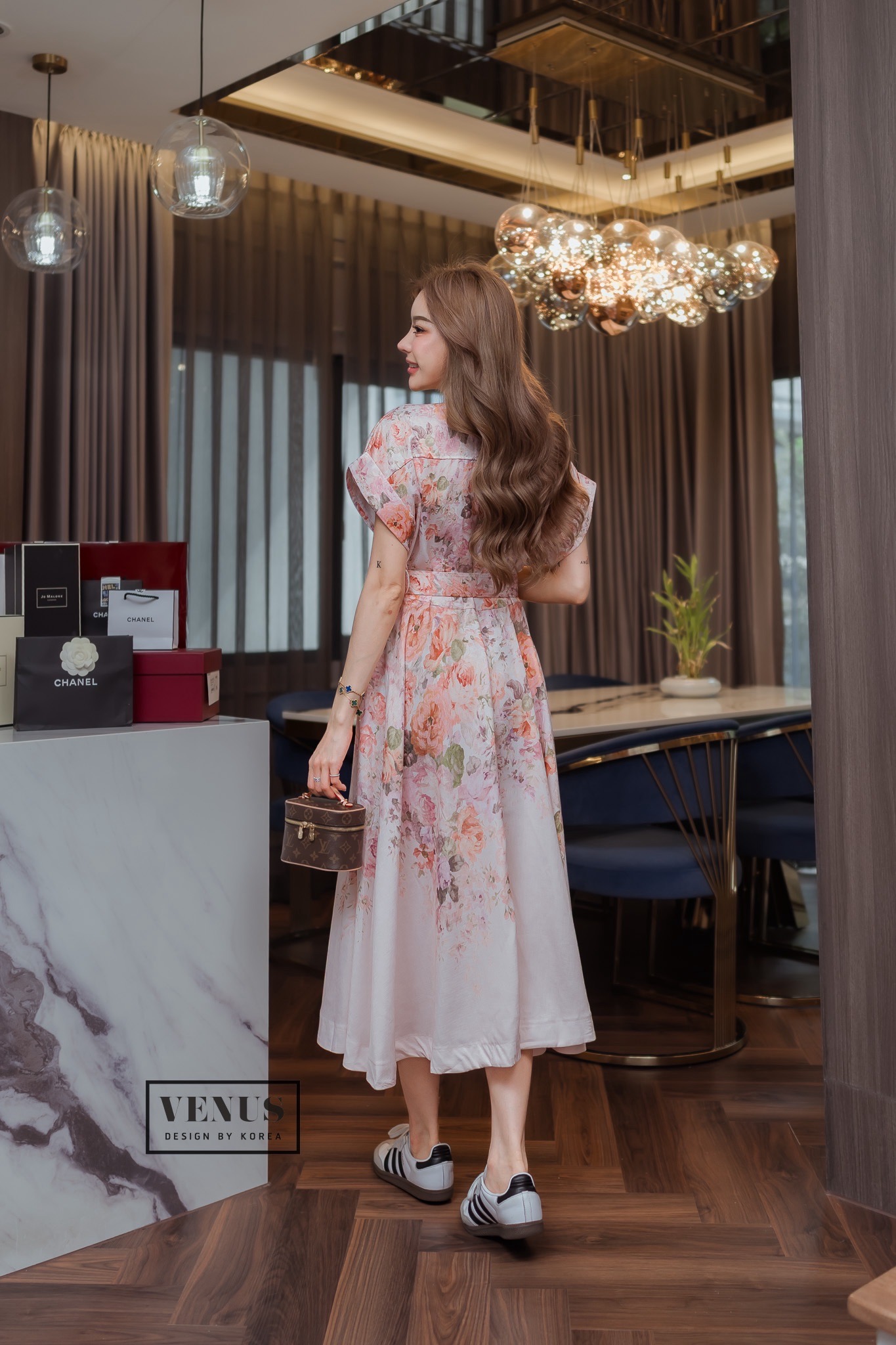 Zimmerman Dress เดรสพิมพ์ลายดอกไม้ คอปก งานมาพร้อมกับเข็มขัดเข้าชุดกันนะคะ งานสวยเป๊ะมากๆคะ แม๊ทกับรองเท้าผ้าใบก็สวยคะ