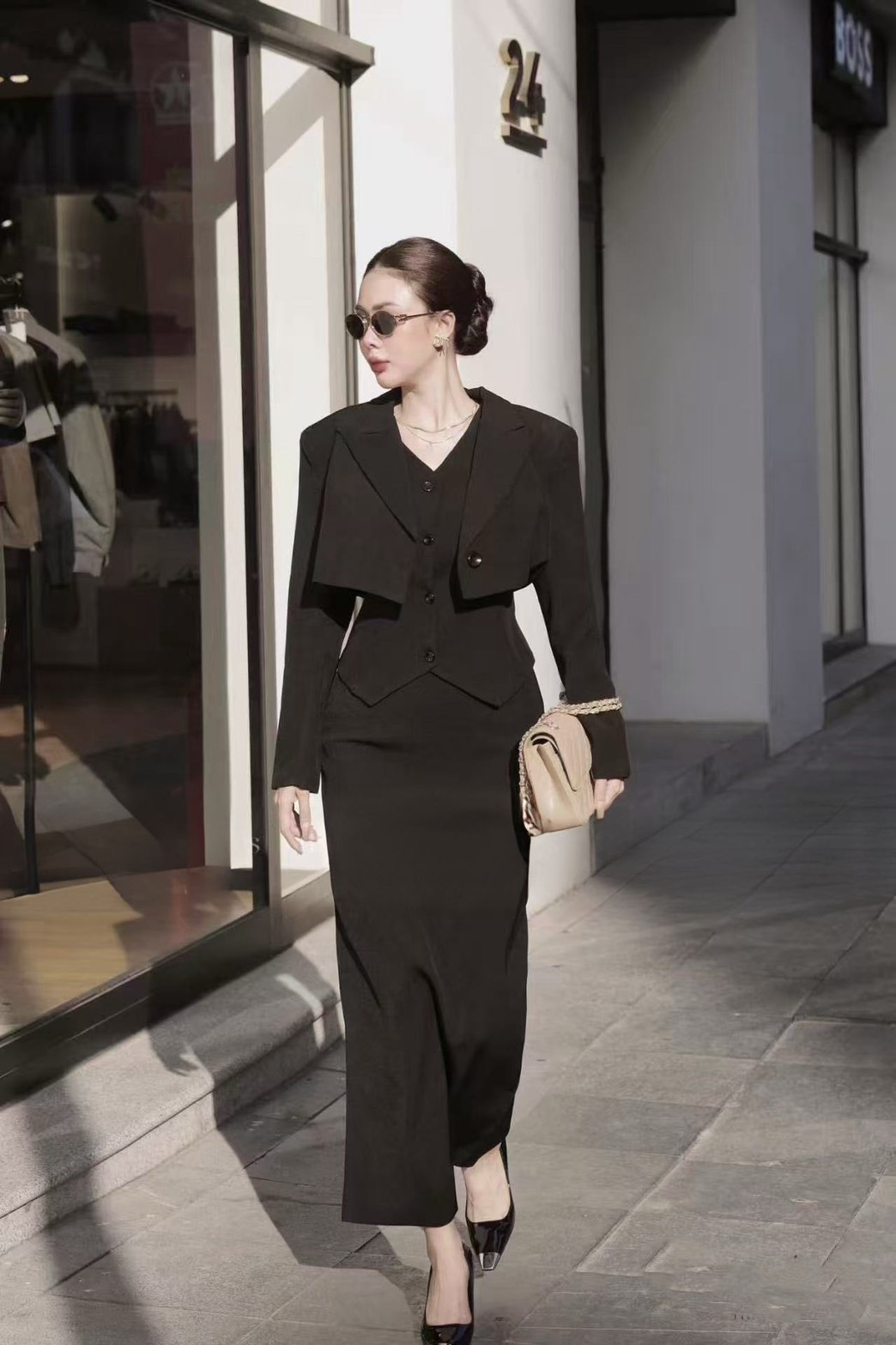 เซต3ชิ้น สีดำ เสื้อคลุมแขนยาวตัวสั้นมีกระดุมหน้า มาคู่กับเสื้อแขนกุดตัวในมีกระดุมหน้าเรียงยาว ดีไซน์สวย คุ้มสุดๆ มาพร้อมกับกระโปรงยาวทรงสอบ และดีเทลผ่าหลังดีไซน์สวย (มีซิปหลัง) เย็บซับในอย่างดี ทรงสวยแพทเทิร์นเป๊ะมาก