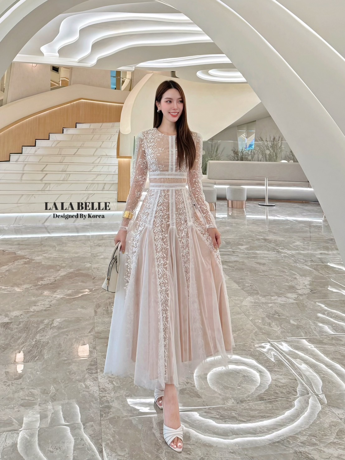 เดรสลูกไม้ปักแน่นๆทั้งชุดทรงคอกลมแขนยาวซีทูยกไหล่เอวตัดขอบเอวกระโปรงทรงเจ้าหญิงชายกระโปรงแต่งผ้าตาข่ายฟูๆตามจีบกระโปรงมีซับในสีเนื้อทั้งชุดทำให้ชุดดูหรู