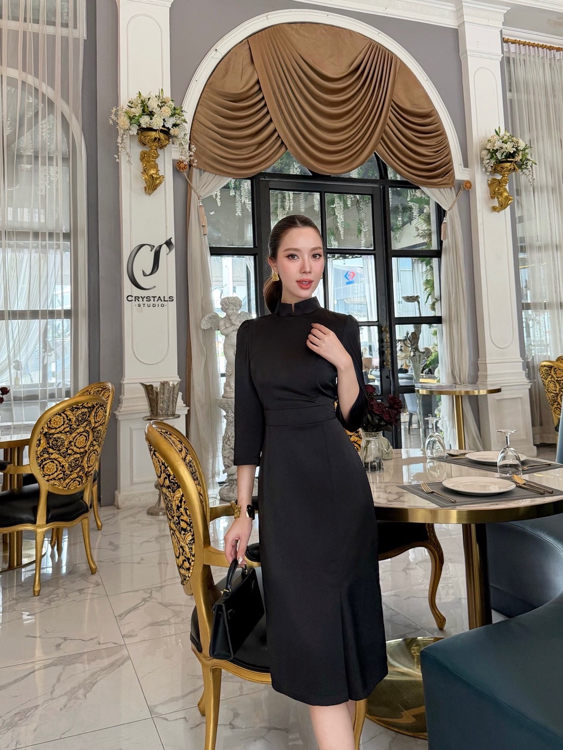 เดรสสีดำ ดีไซน์เรียบหรู เสริมความสวยงามด้วยทรงคอจีน แขนยาวทรงสุภาพ รุ่นนี้ตัดเย็บเข้ารูป ช่วยให้สวมใส่แล้วดูหุ่นเพรียว เหมาะสำหรับใส่งานพิธีการต่างๆ แนะนำให้มีติดตู้ไว้เลยค่าาส
