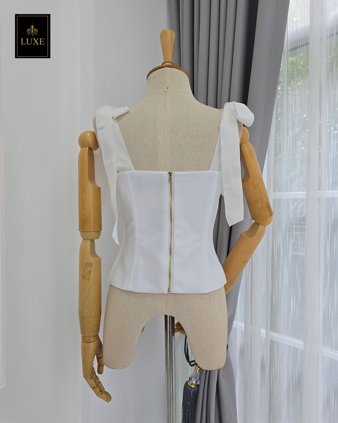 Label : LUXE ชุดเซ็ท เสื้อสายเดี่ยวสไตล์คอร์เซ็ตบรา ผ้ากำมะหยี่เนื้อนุ่มยืดหยุ่น มีโครงทั้งเก็บและดันทรงสวย แต่งลูกไม้ที่ตัวเสื้อ สายริบบิ้นผูกโบว์ที่ไหล่ปรับระดับได้ตามสรีระ คัตติ้งเนี้ยบ ด้านหลังมีซิปถอดได้ ช่วยให้สวมสะดวกค่ะ
