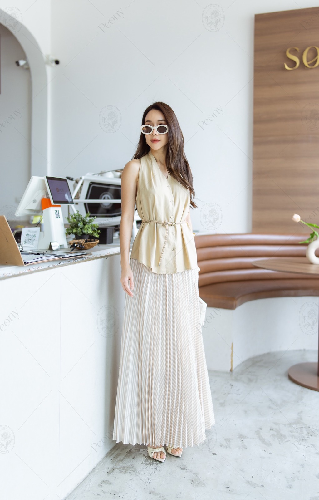 ชุดเซต เสื้อกล้ามคอกระดุมด้านหน้าชายเฉลียง เนื้อผ้าพริ้ว มาพร้อมกระโปรงอัดพลีทพิมพ์ลายทาง และเข็มขัดเข้าชุด คอมพลีทลุคสวย ได้หลากหลายโอกาส