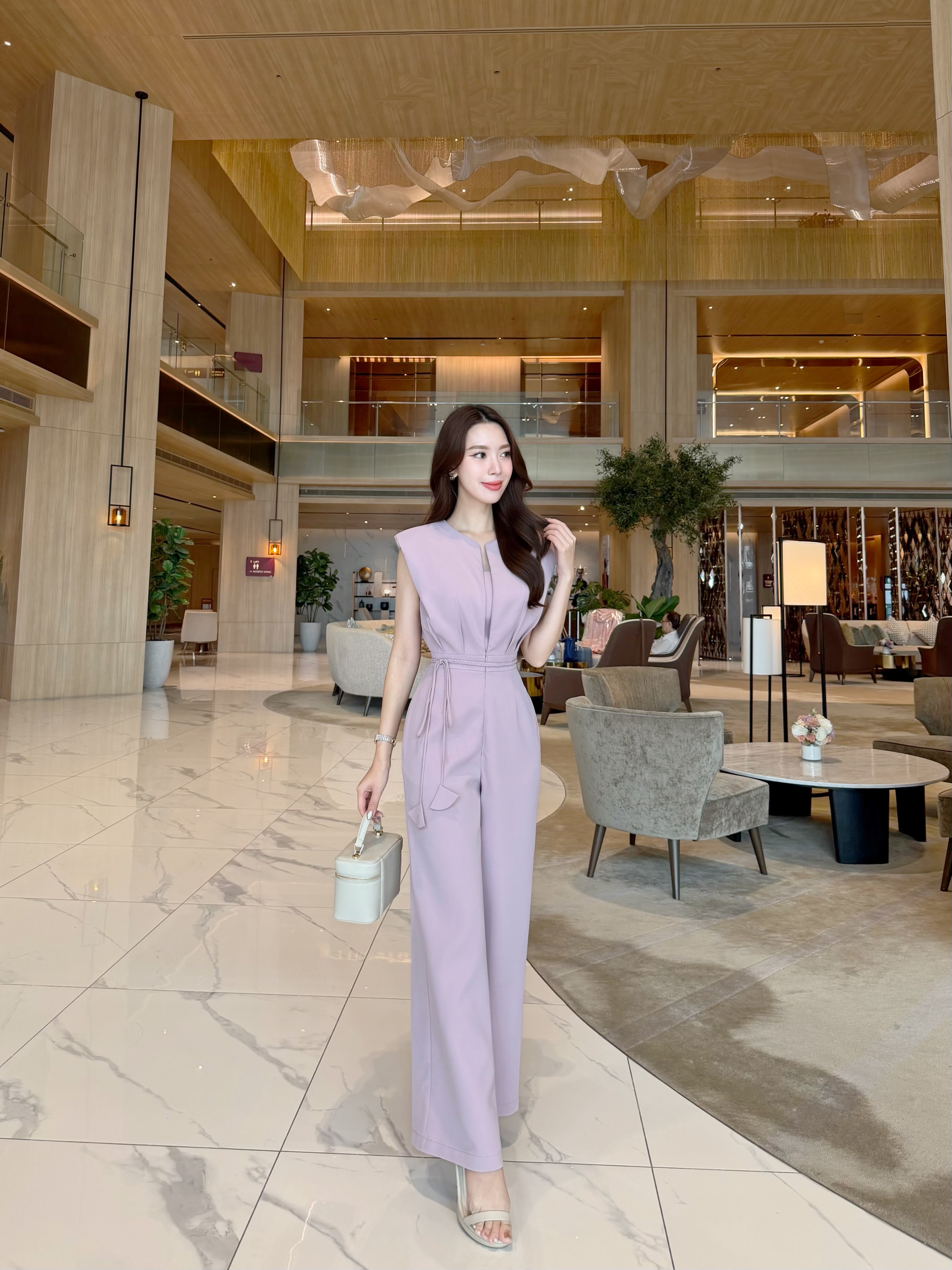 Set 3 ชิ้น จั้มสูทขายาวสีชมพู + เสื้อครอปสายเดี่ยใ + สายพันเอว ตัวจั้มสูทดีไซน์คอรูดซิปขึ้นลงได้ แขนล้ำช่วยพรางช่วงไหล่ ซิปหน้าสวมใส่ง่าย มาพร้อมเสื้อครอปสายเดี่ยวแยกชิ้น และสายพันเอวผูกเล่นทรงให้ดูมีสไตล์ เนื้อผ้านุ่ม ทรงสวยอยู่ทรง สีหวานละมุนแมตช์ง่าย